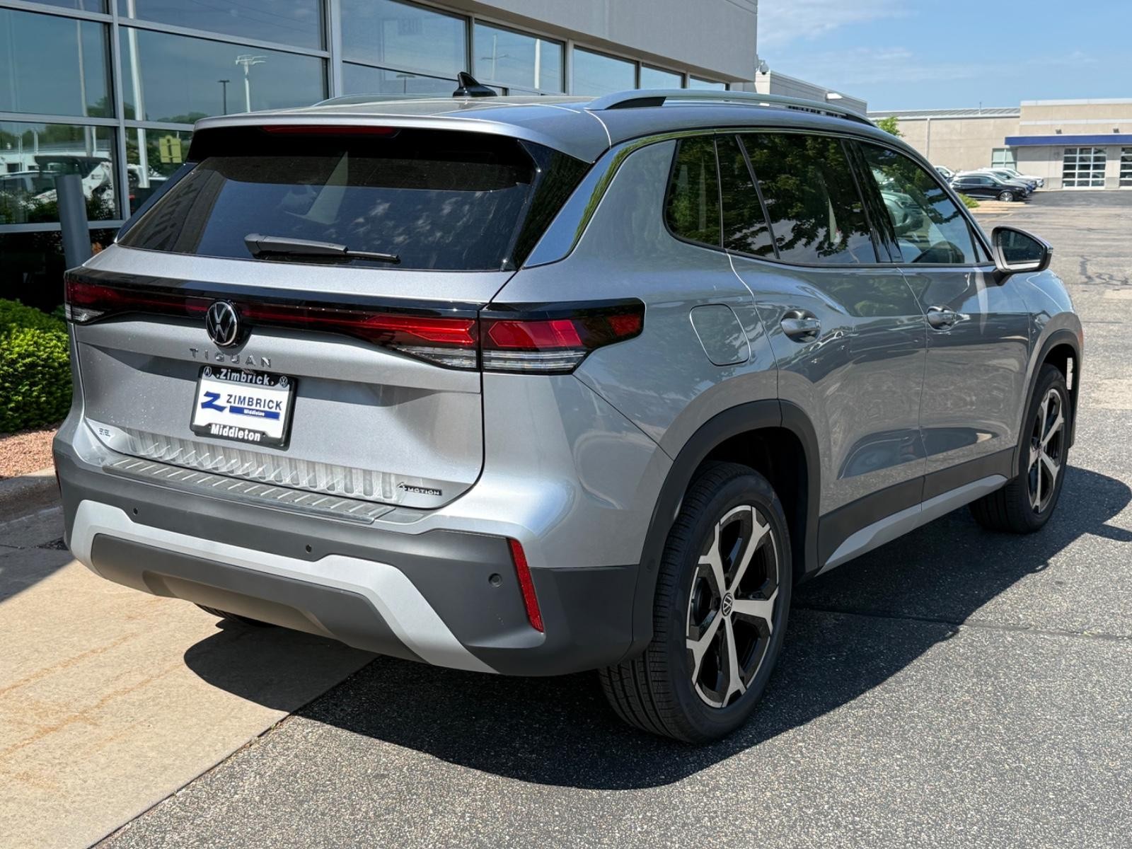 Volkswagen Tiguan Vehicle Image 03