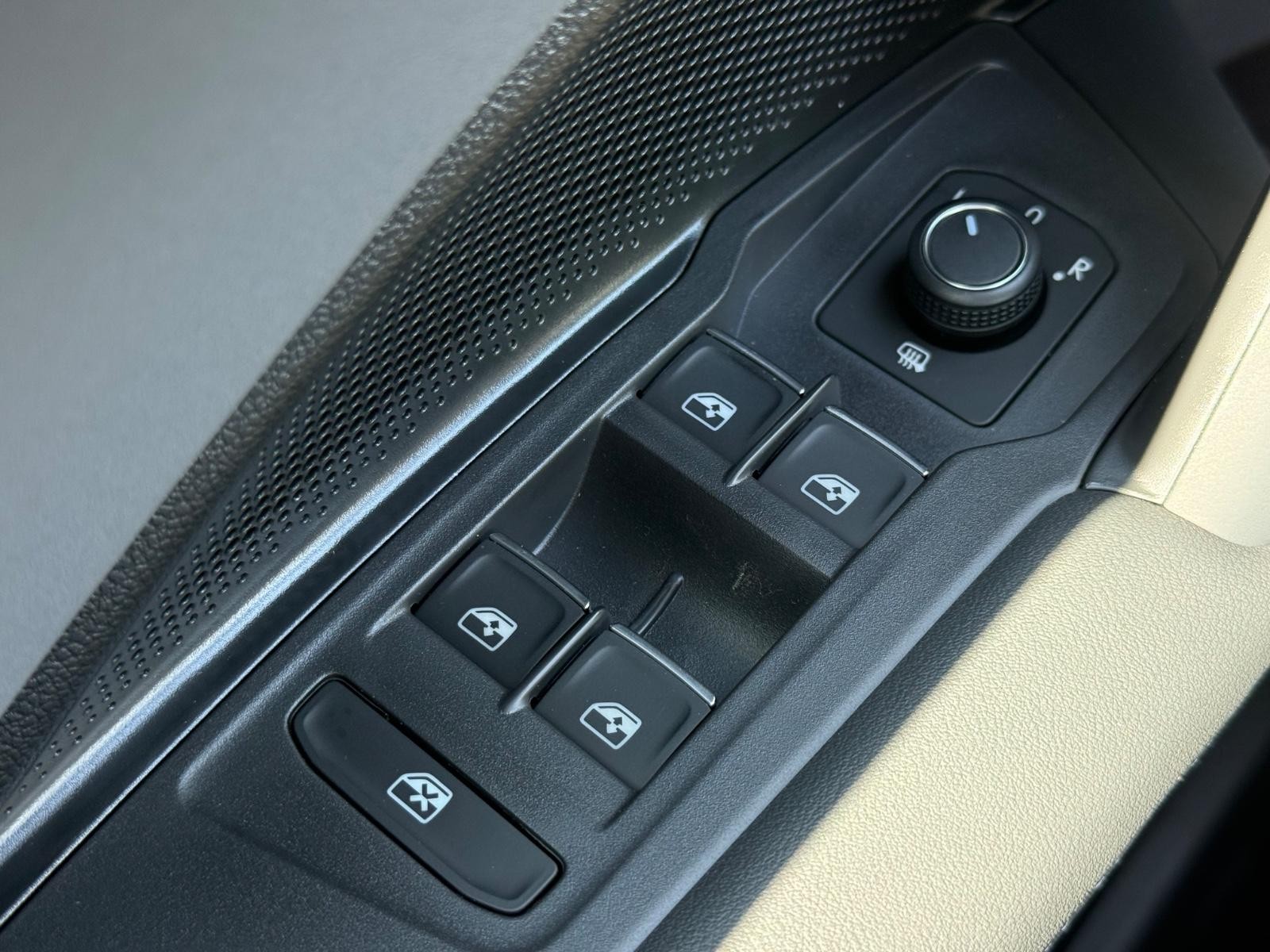 Volkswagen Tiguan Vehicle Image 15