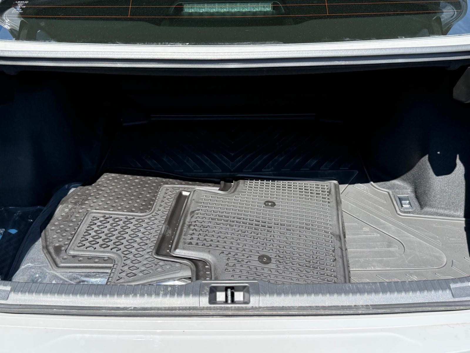 Lexus IS Vehicle Image 05