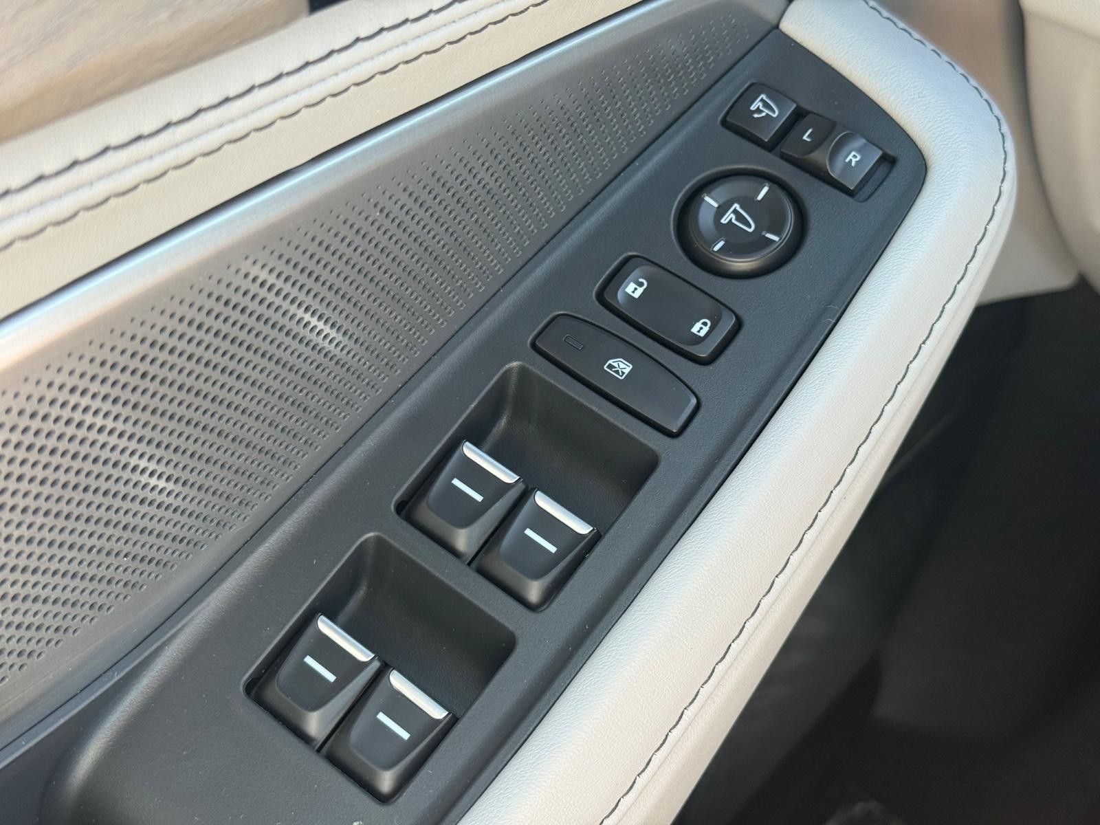 Acura MDX Vehicle Image 16
