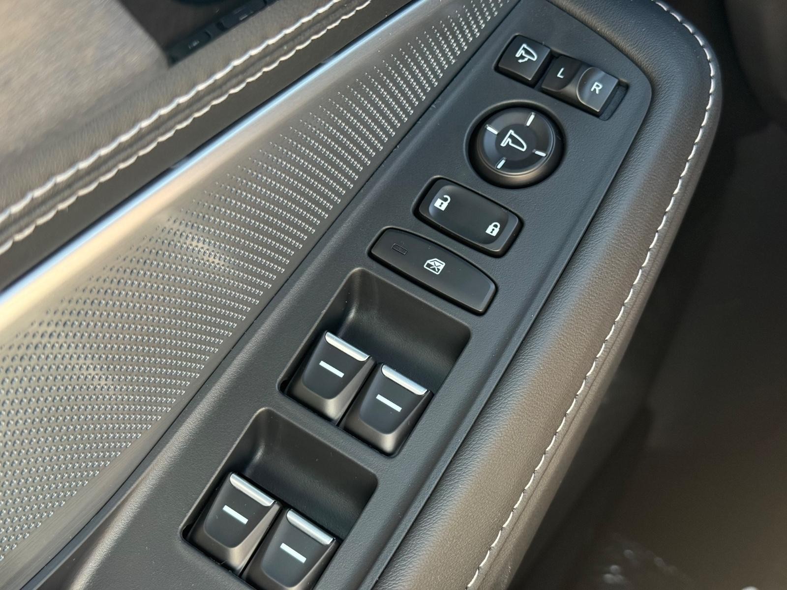 Acura MDX Vehicle Image 16