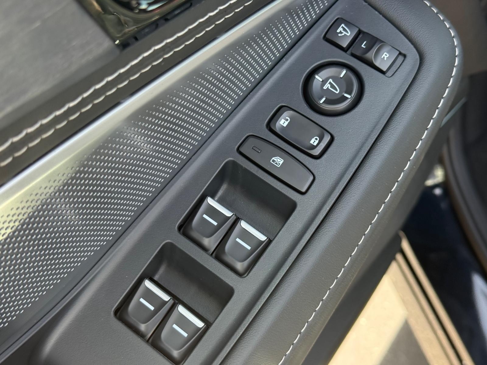 Acura MDX Vehicle Image 17