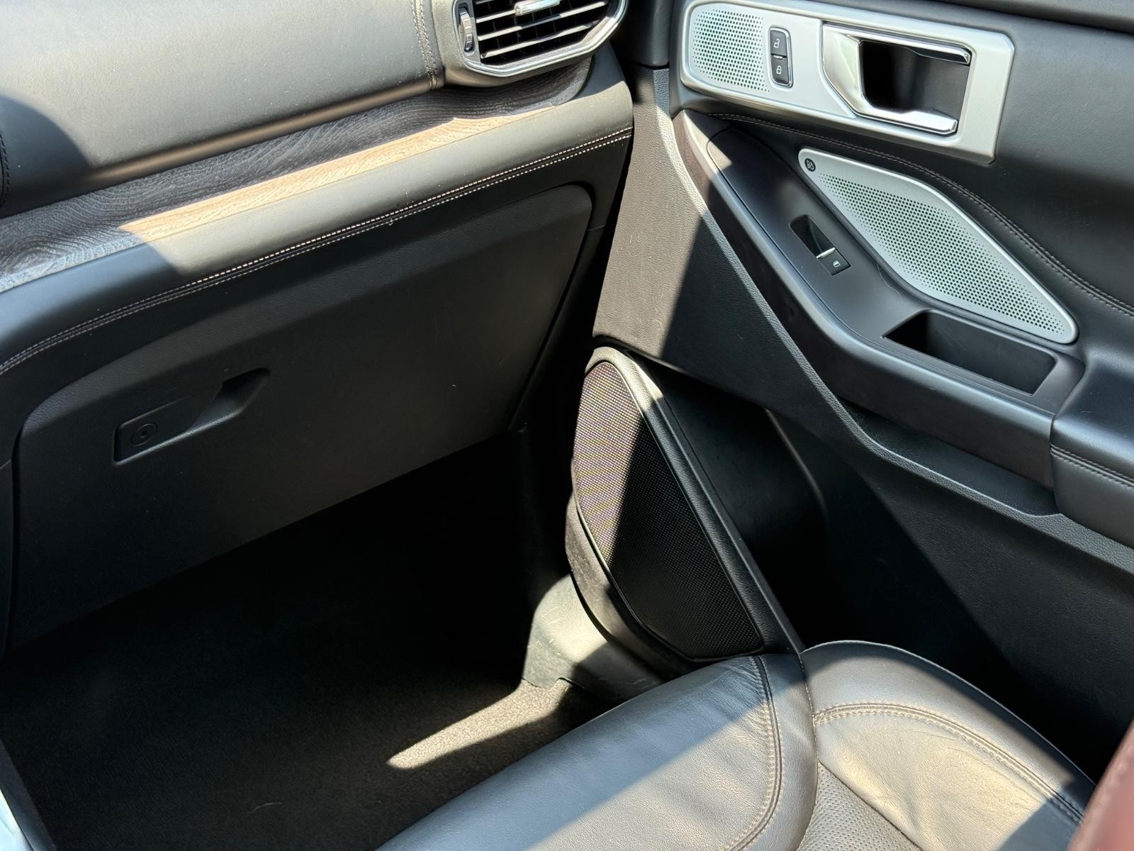 Ford Explorer Vehicle Image 16