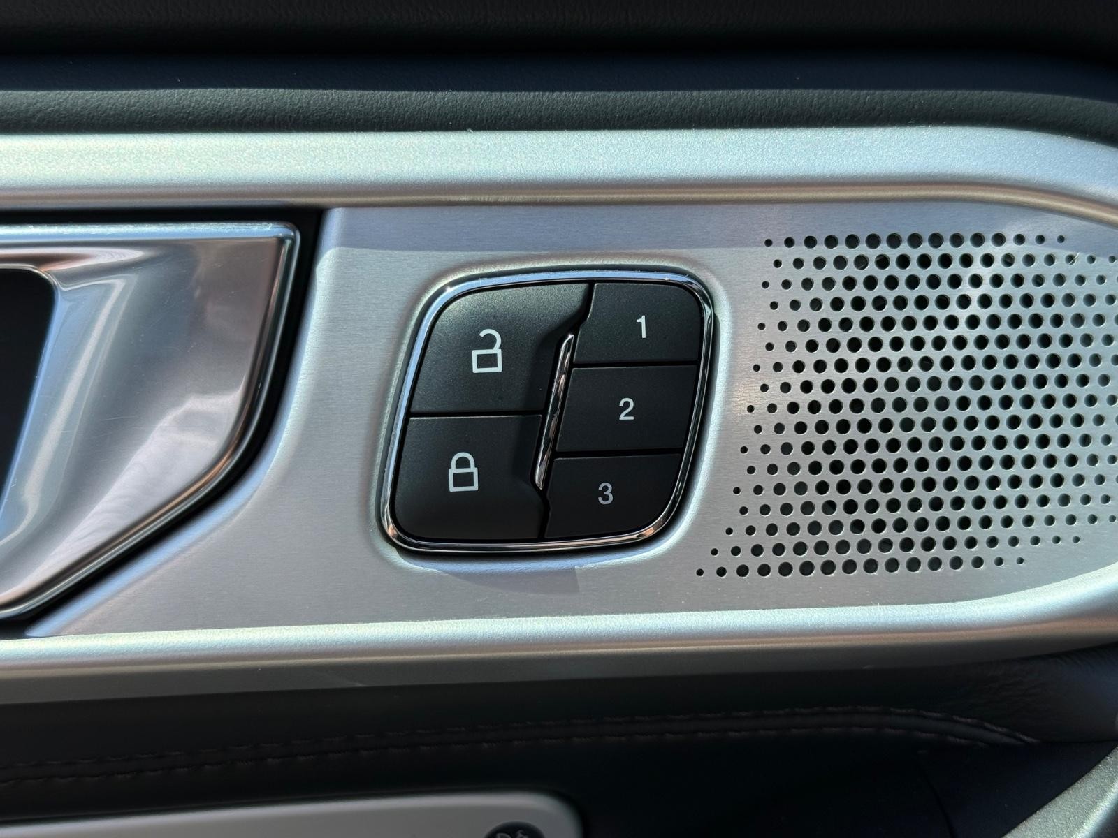 Ford Explorer Vehicle Image 17