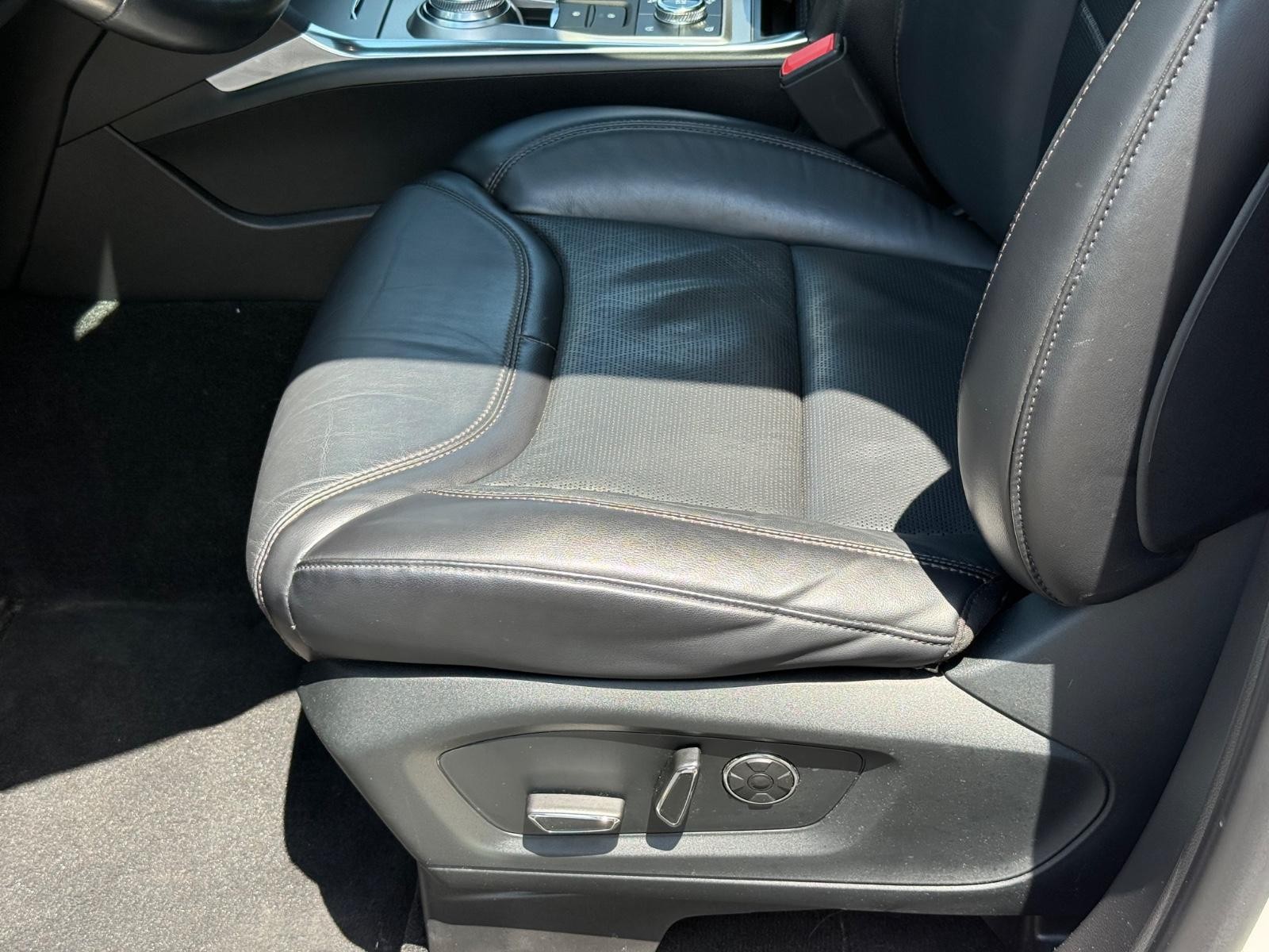 Ford Explorer Vehicle Image 24