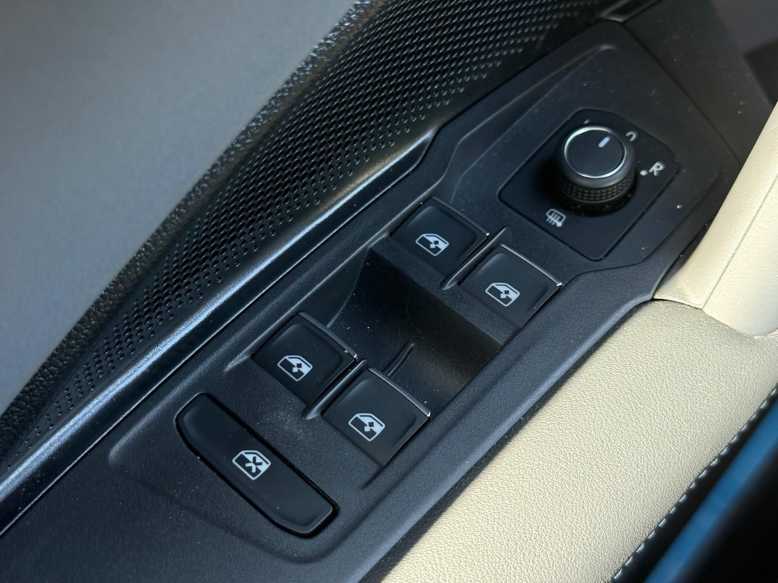 Volkswagen Tiguan Vehicle Image 15