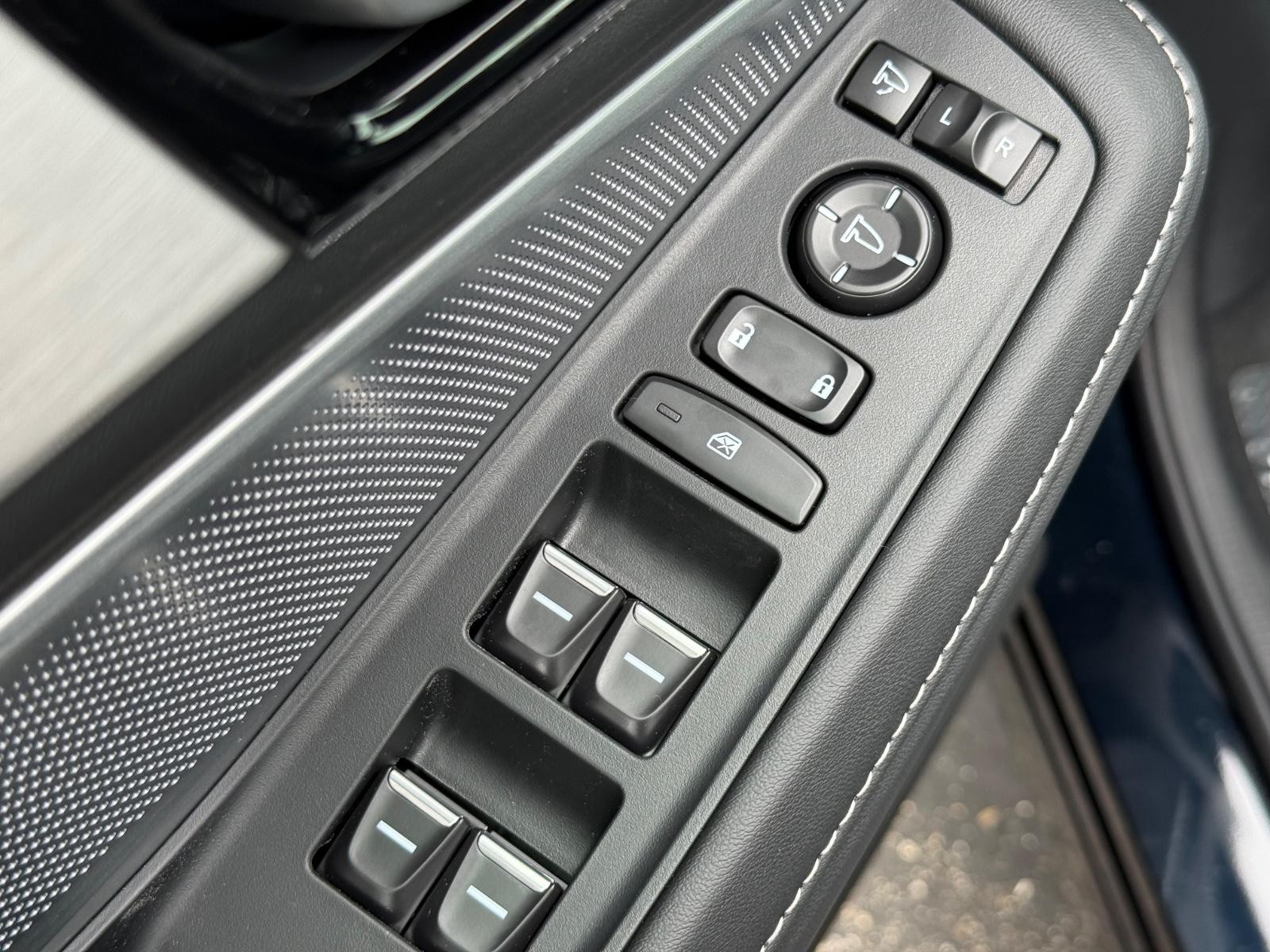 Acura MDX Vehicle Image 16