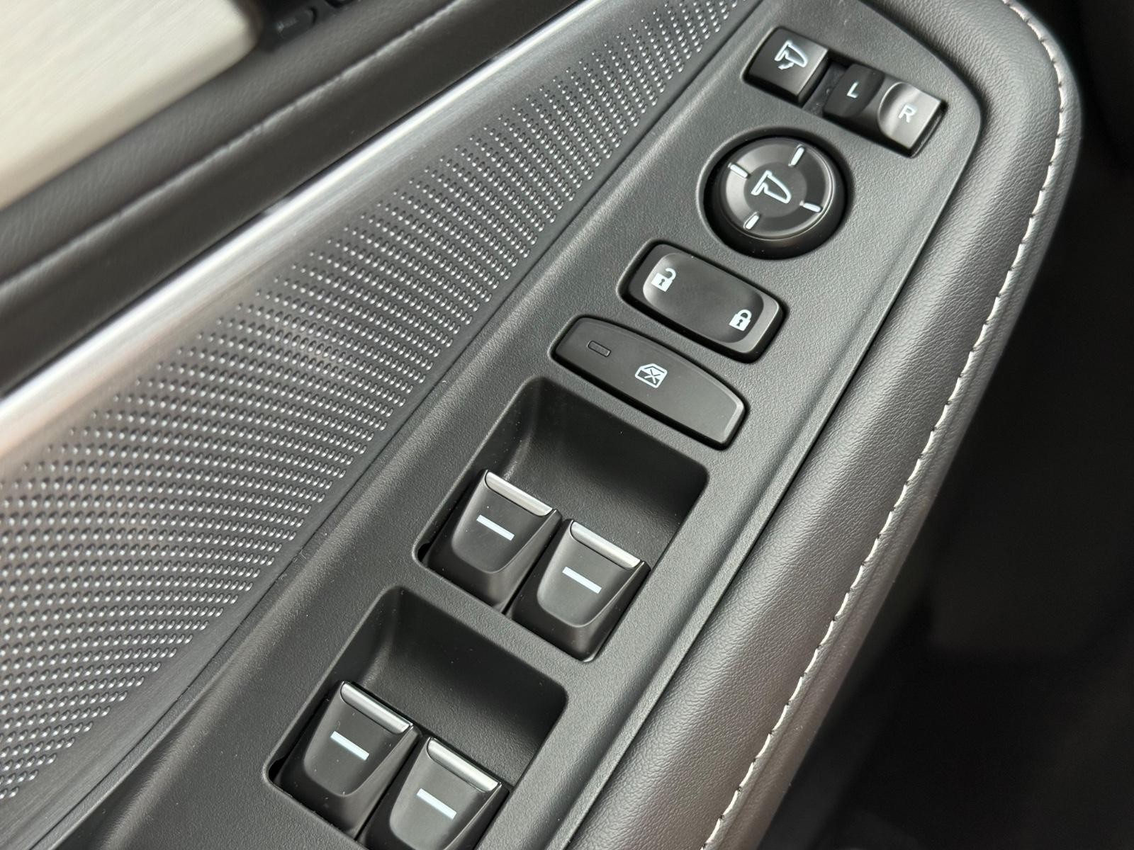 Acura MDX Vehicle Image 16