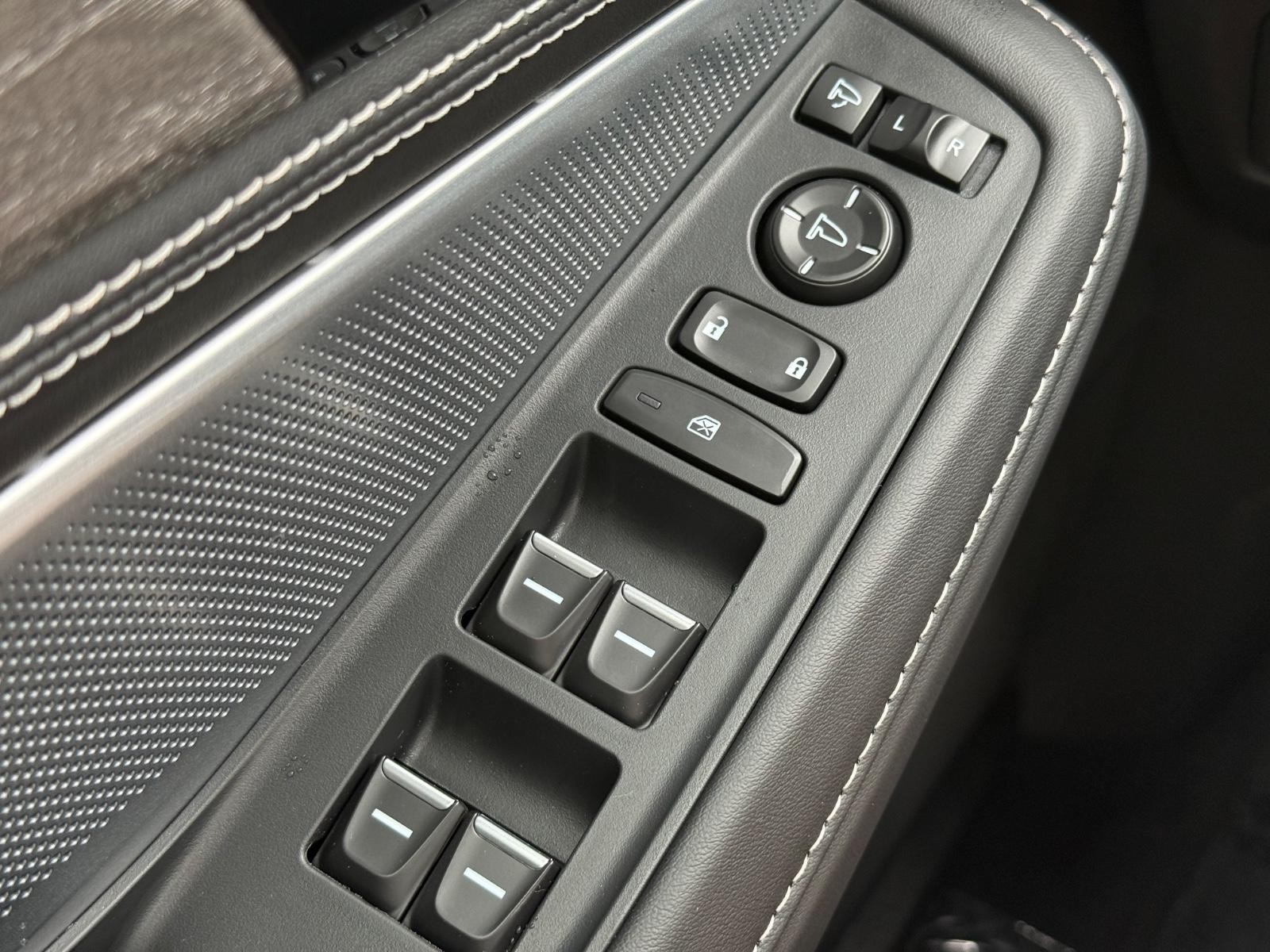 Acura MDX Vehicle Image 16