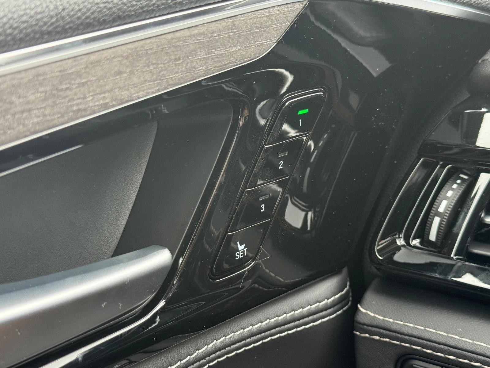 Acura MDX Vehicle Image 17