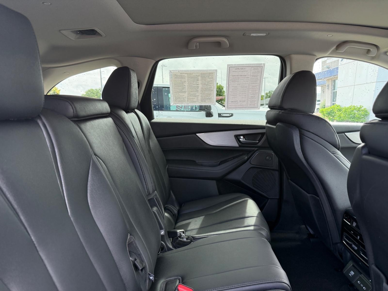 Acura MDX Vehicle Full-screen Gallery Image 09