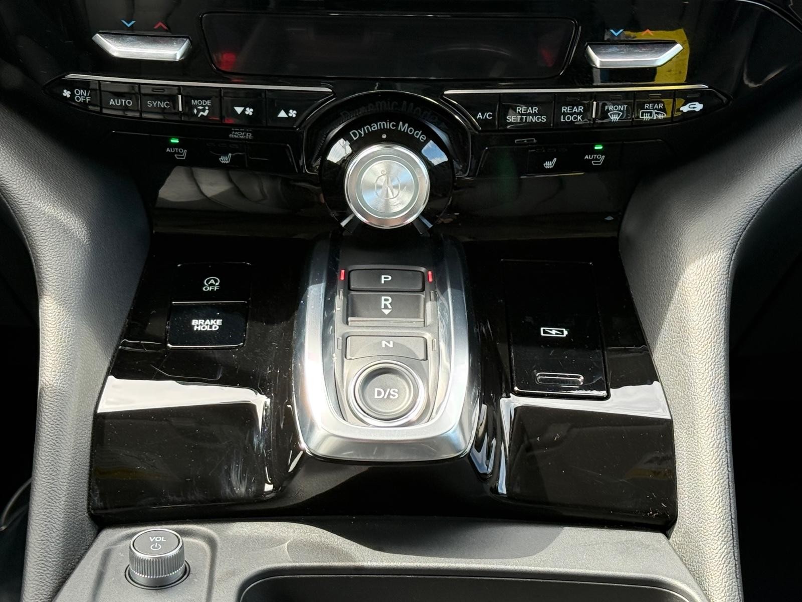 Acura MDX Vehicle Full-screen Gallery Image 13
