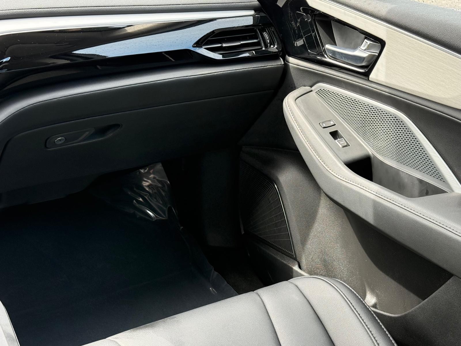 Acura MDX Vehicle Full-screen Gallery Image 14