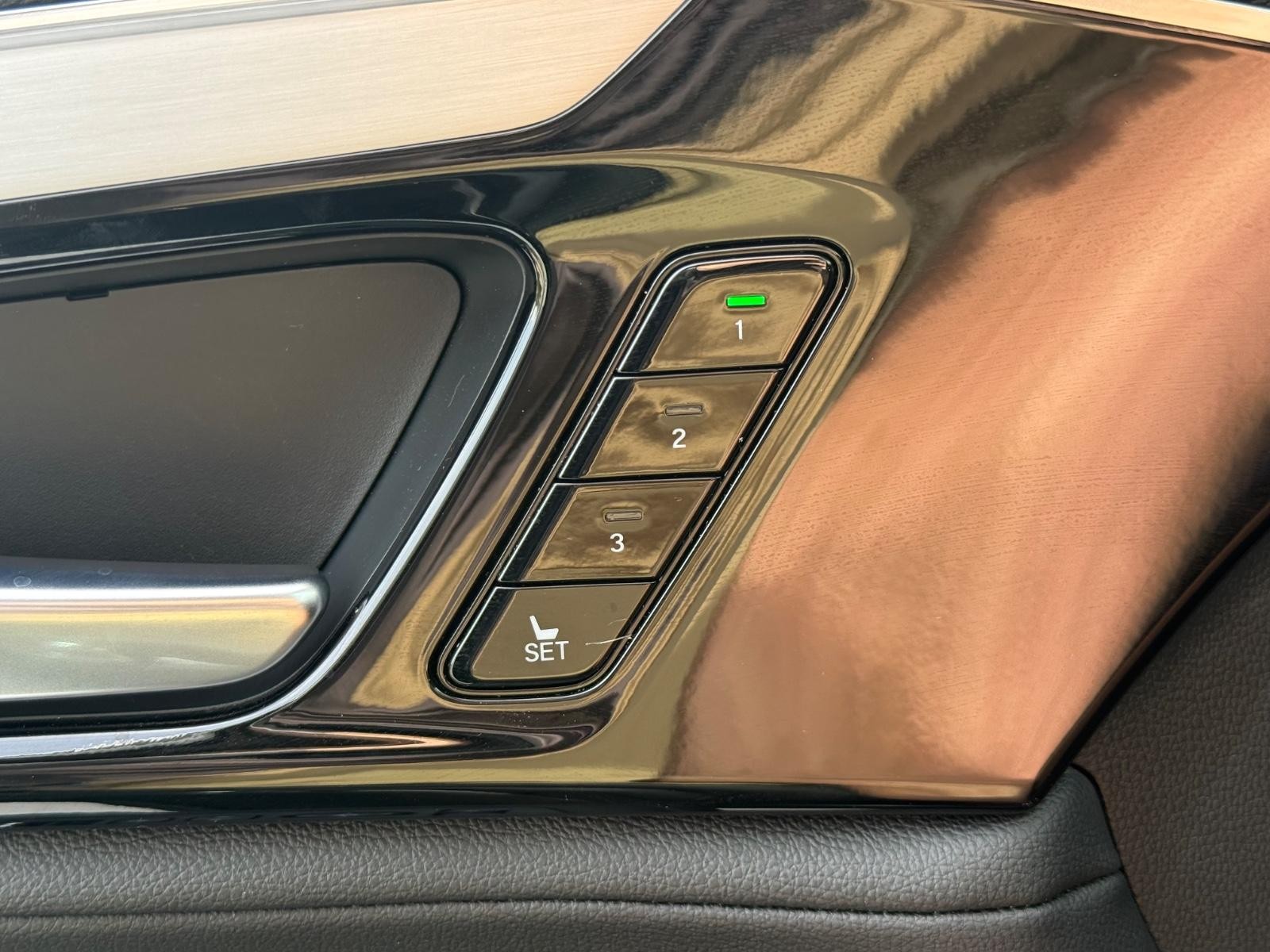 Acura MDX Vehicle Full-screen Gallery Image 16