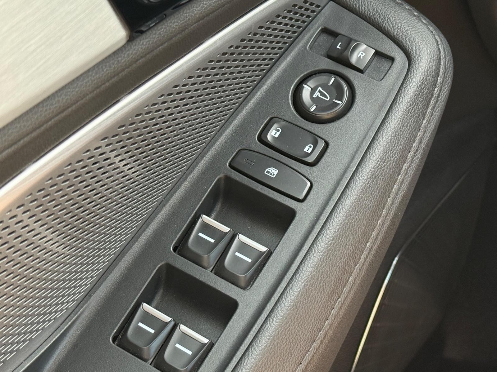 Acura MDX Vehicle Full-screen Gallery Image 21