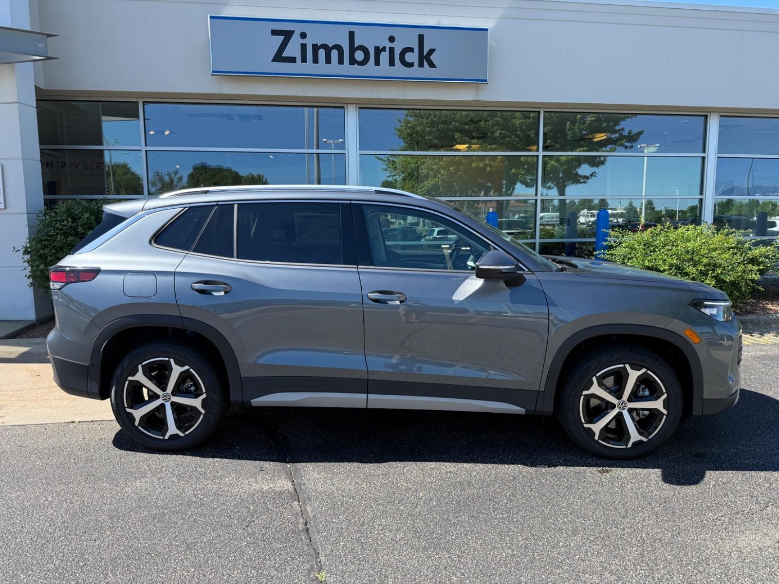 Volkswagen Tiguan Vehicle Image 02