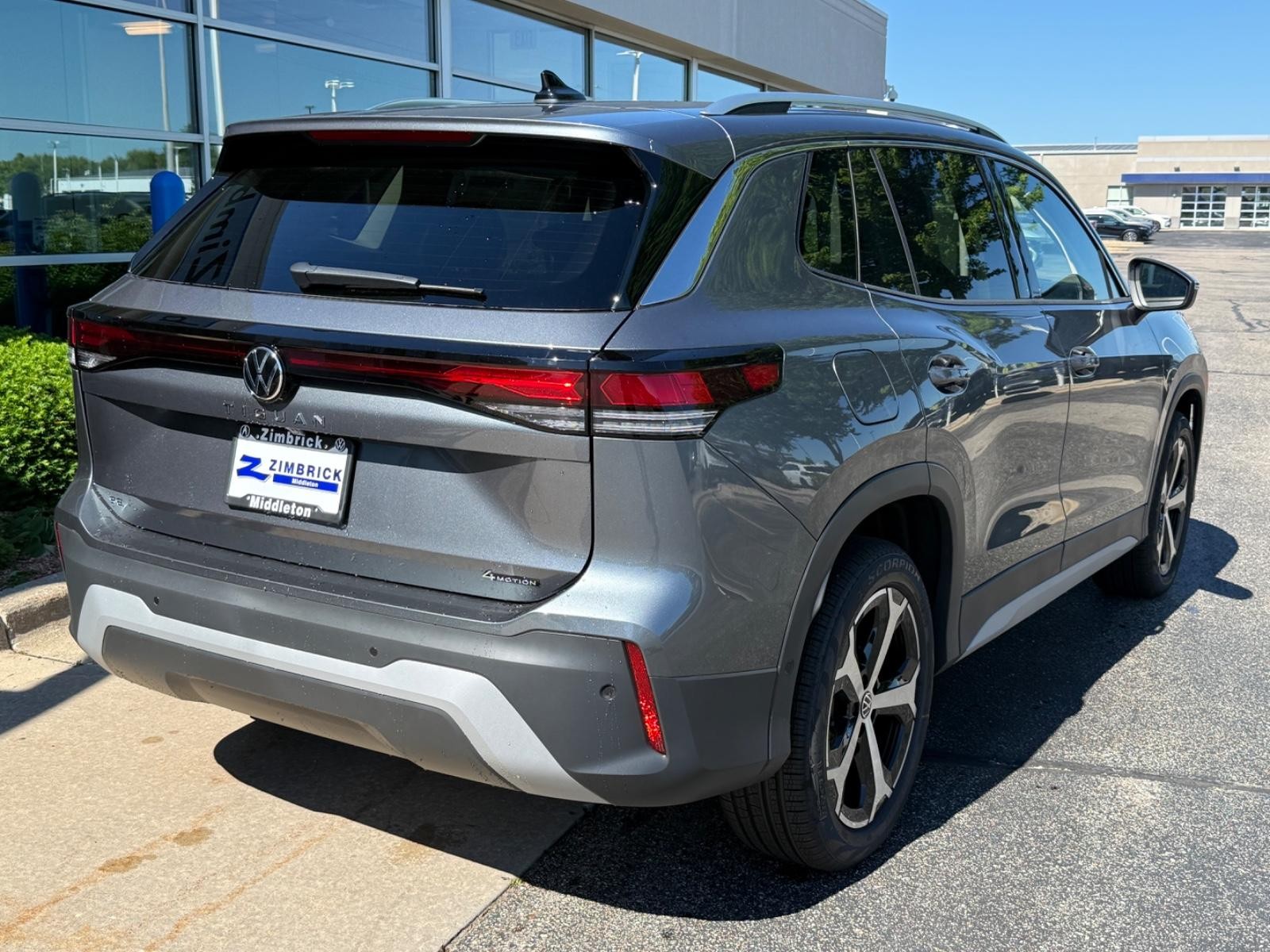 Volkswagen Tiguan Vehicle Image 03