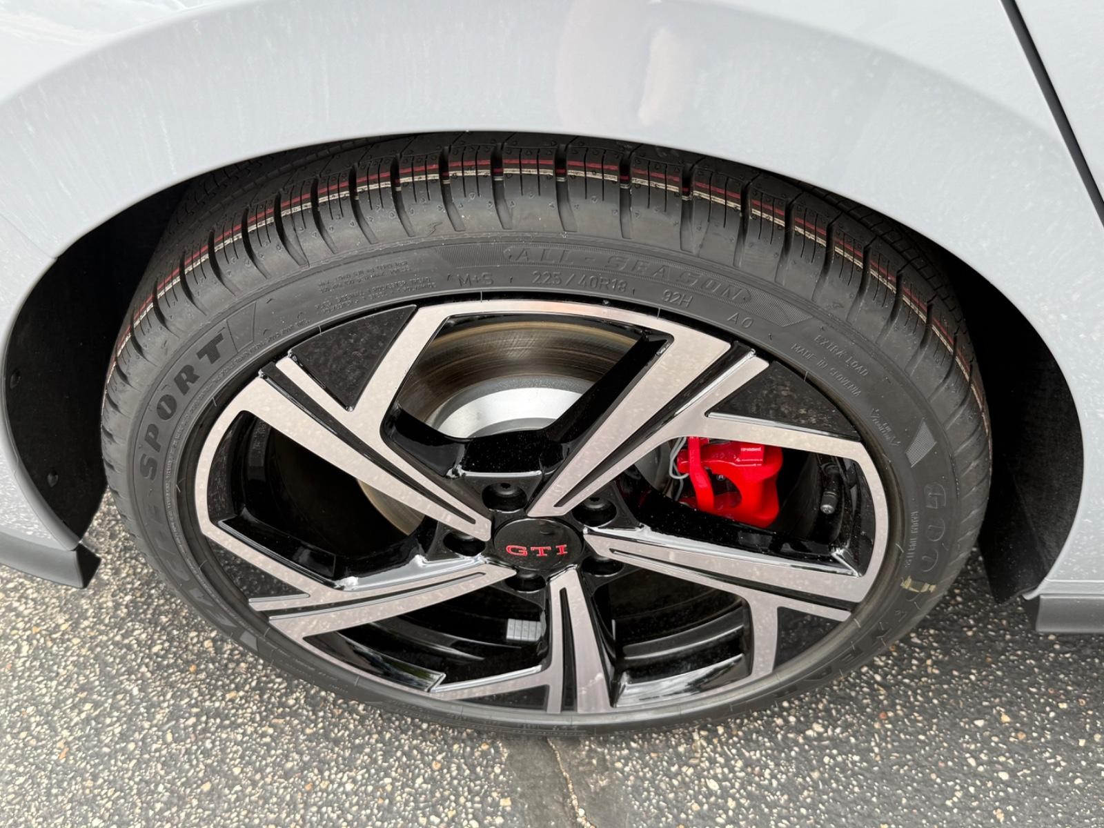 Volkswagen Golf GTI Vehicle Image 04