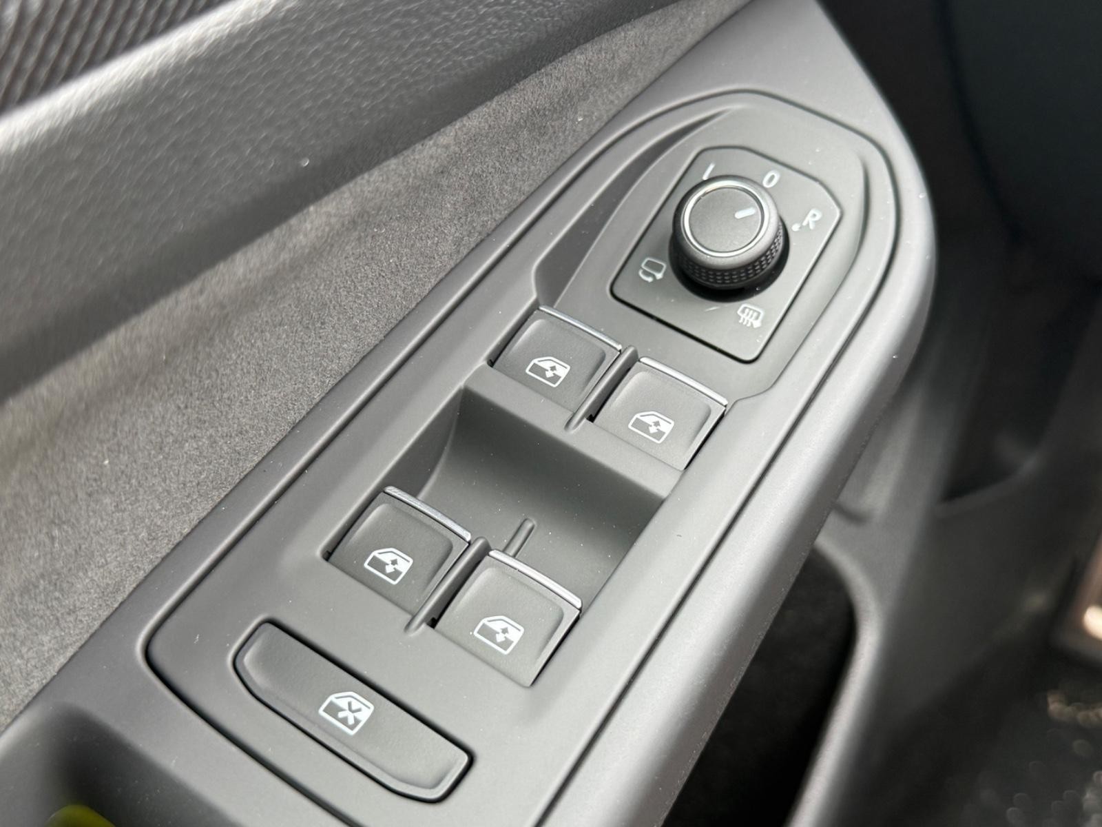 Volkswagen Golf GTI Vehicle Image 14