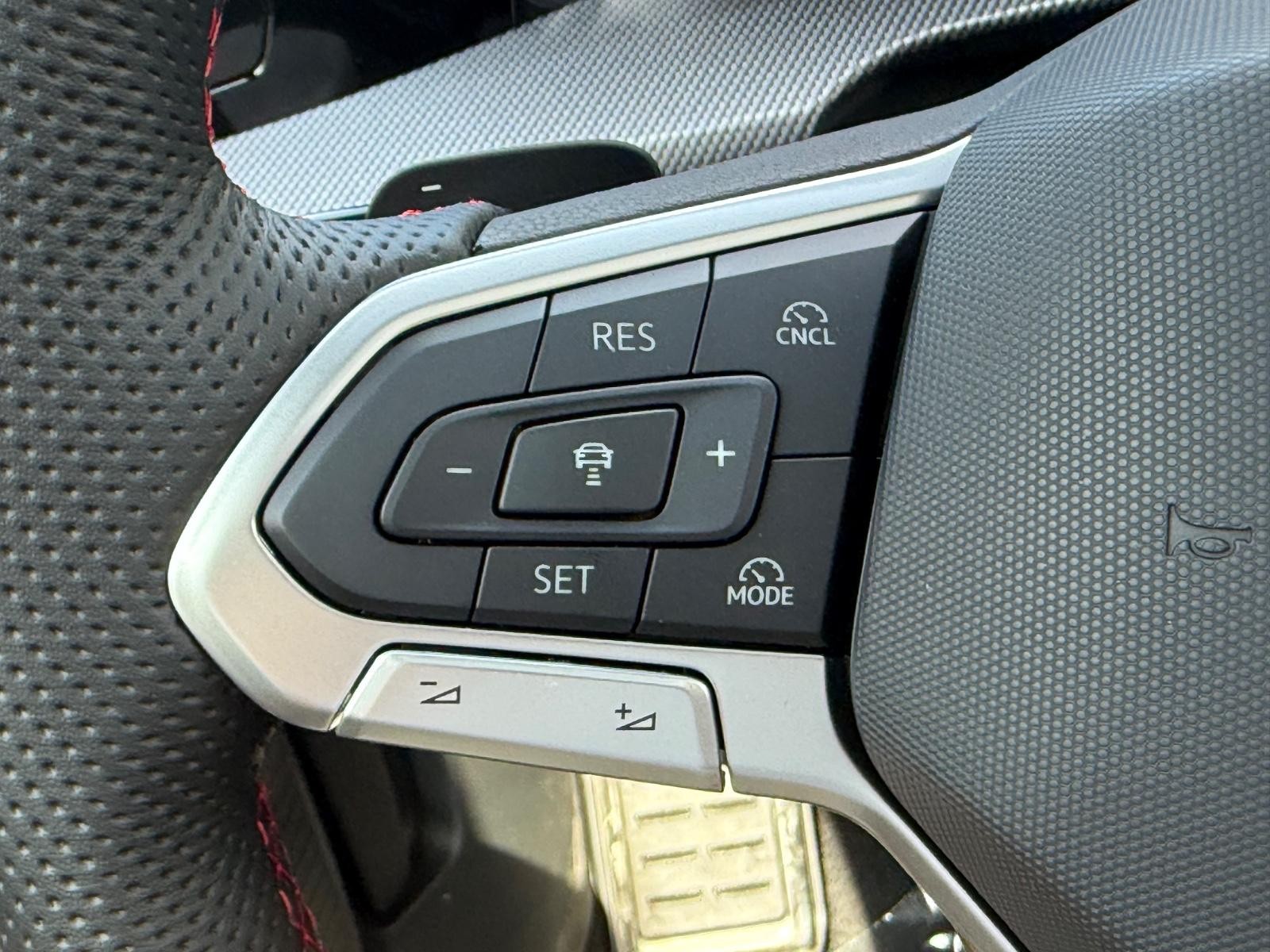 Volkswagen Golf GTI Vehicle Image 11