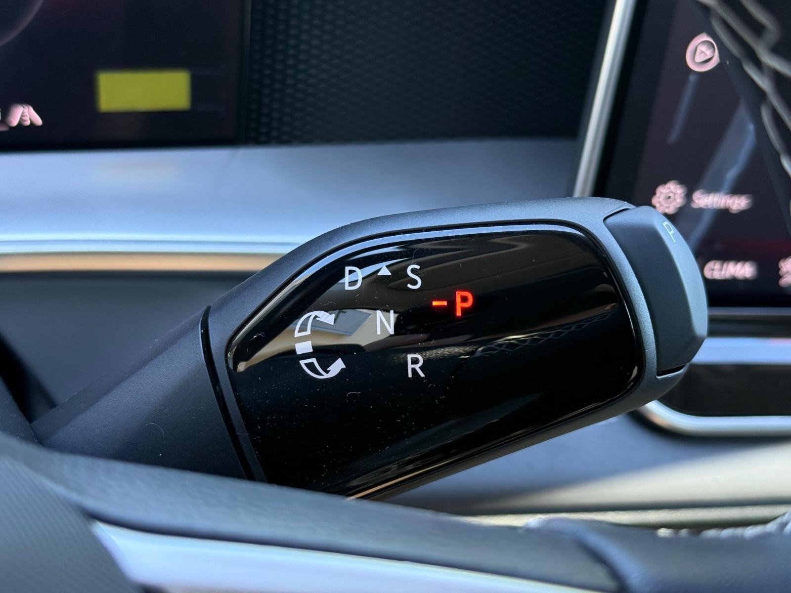 Volkswagen Tiguan Vehicle Image 12