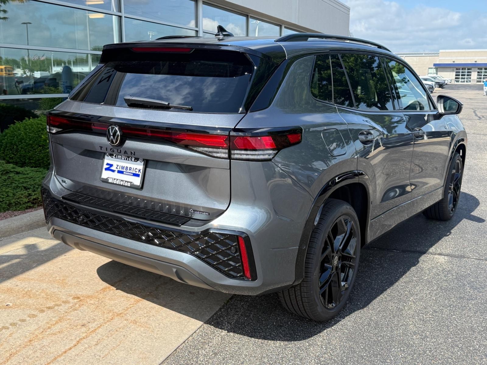 Volkswagen Tiguan Vehicle Image 03