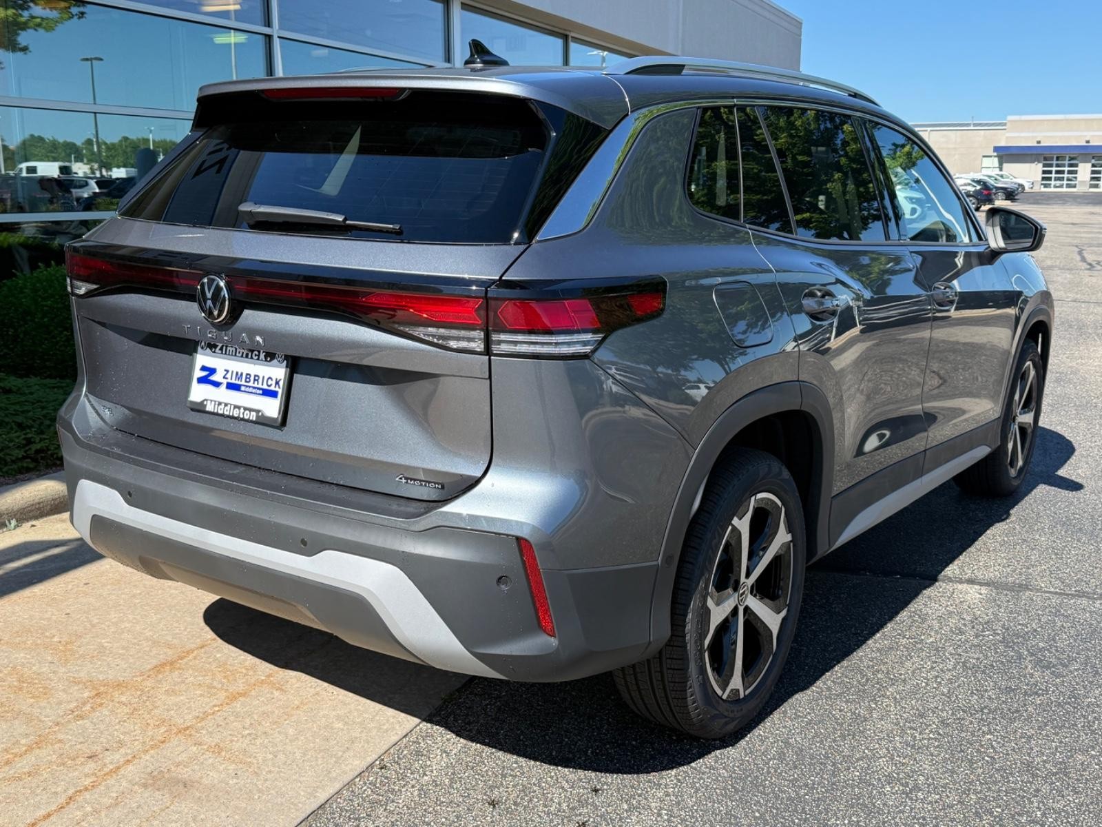 Volkswagen Tiguan Vehicle Image 03