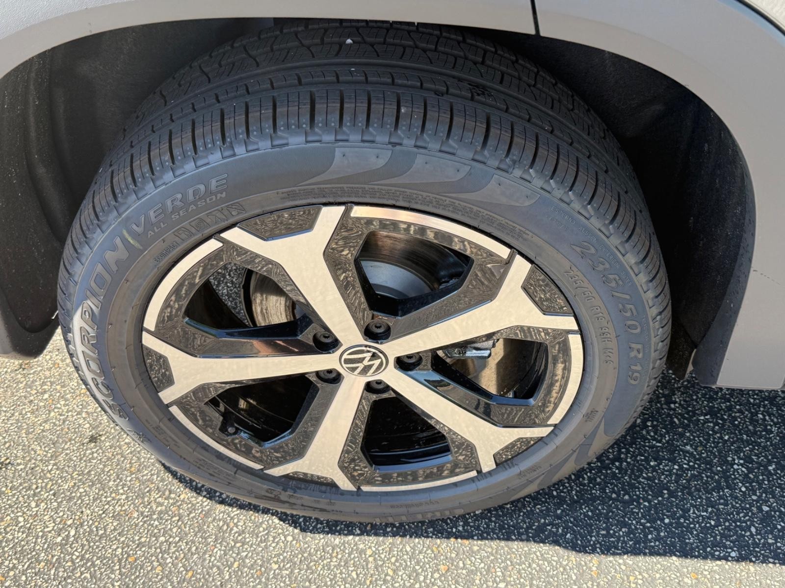 Volkswagen Tiguan Vehicle Image 04