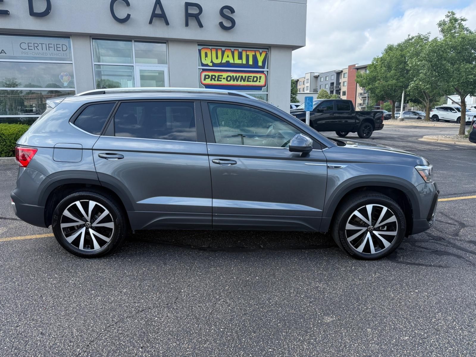 Volkswagen Taos Vehicle Image 02