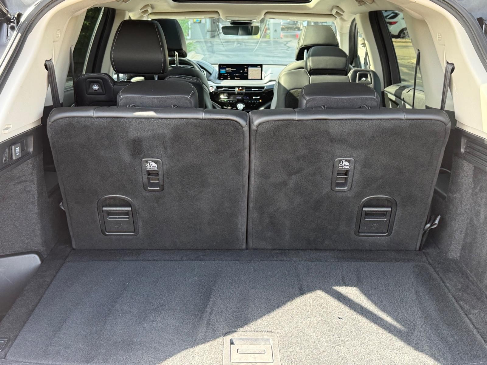 Acura MDX Vehicle Full-screen Gallery Image 05