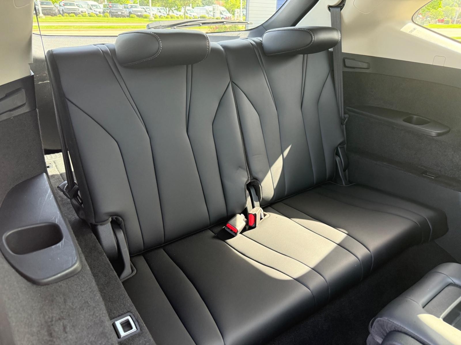 Acura MDX Vehicle Full-screen Gallery Image 10