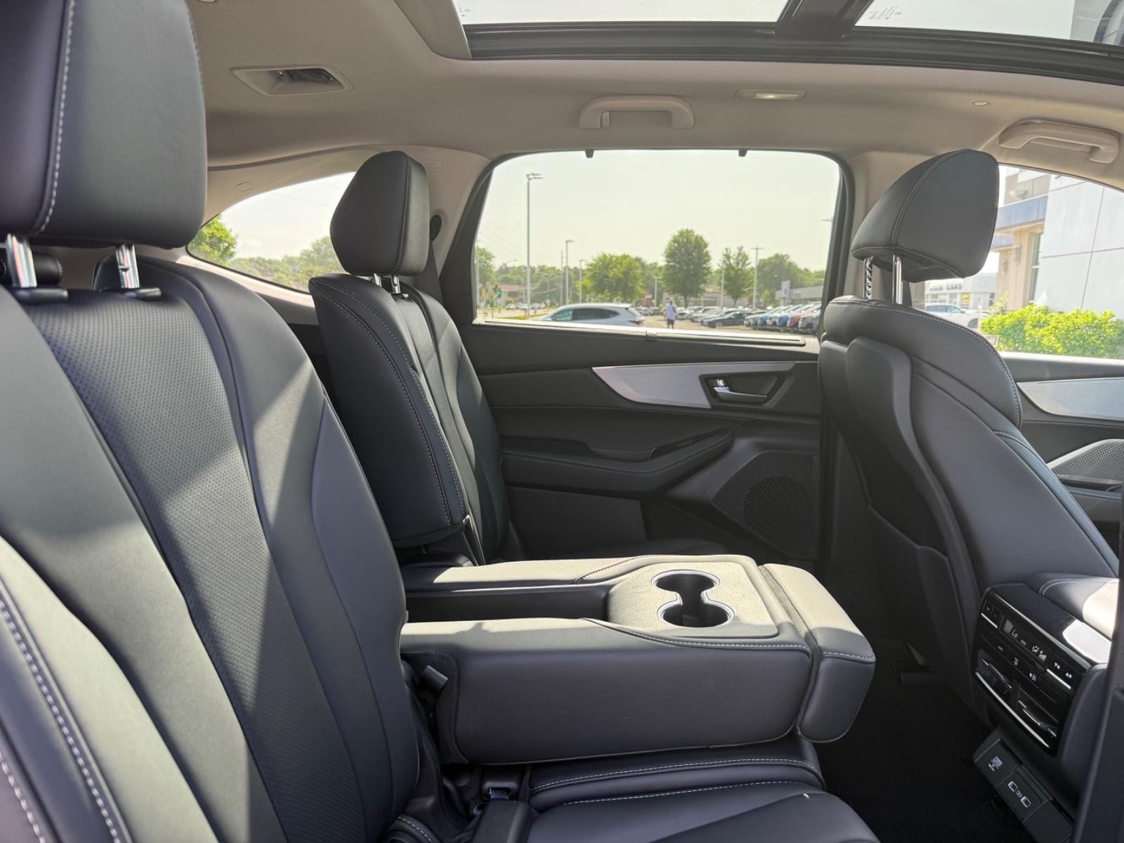 Acura MDX Vehicle Full-screen Gallery Image 11