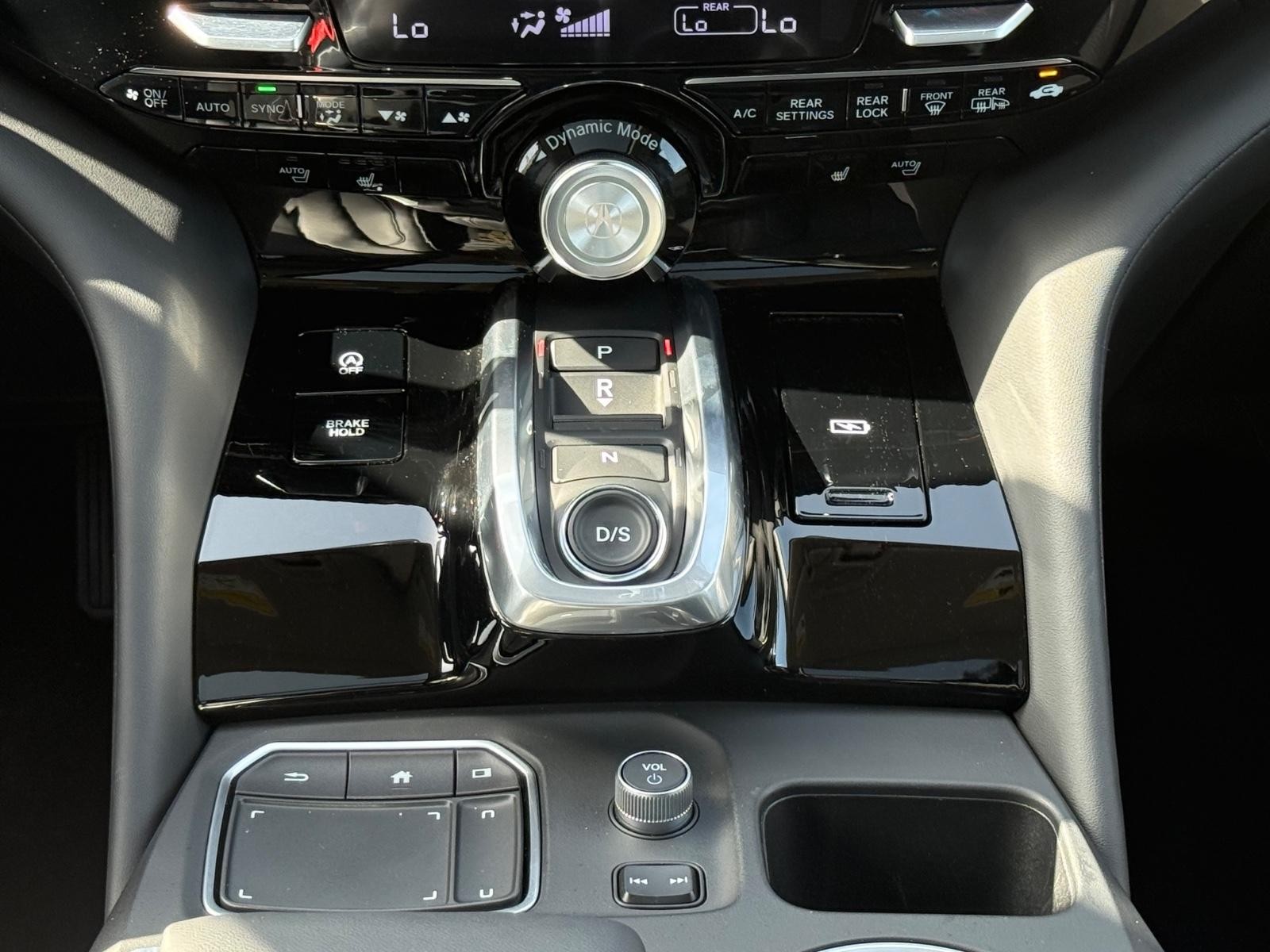 Acura MDX Vehicle Full-screen Gallery Image 14