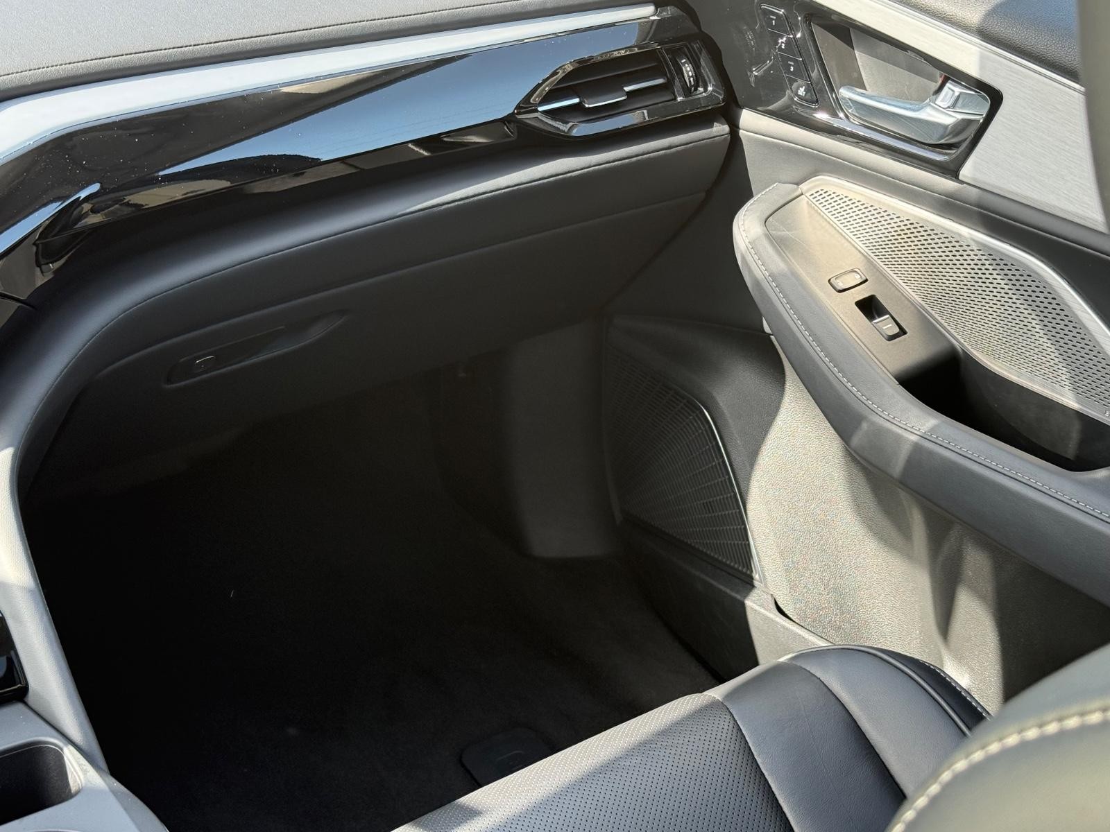 Acura MDX Vehicle Full-screen Gallery Image 16