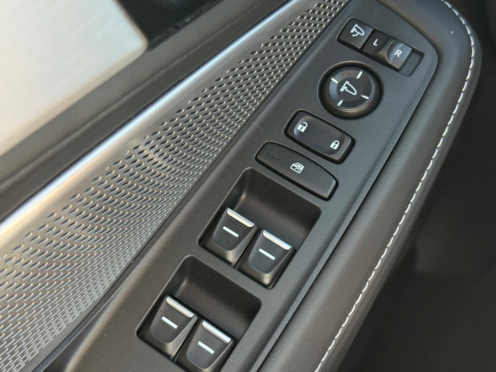 Acura MDX Vehicle Full-screen Gallery Image 22
