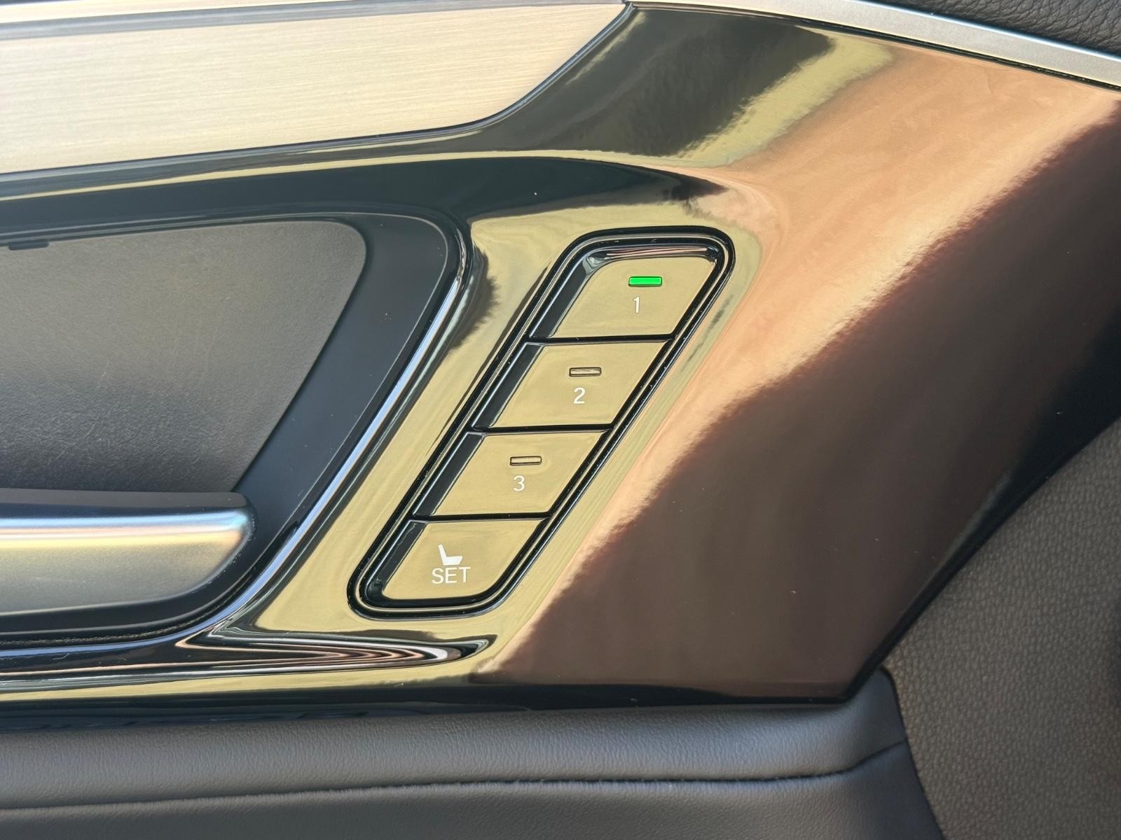 Acura MDX Vehicle Full-screen Gallery Image 23