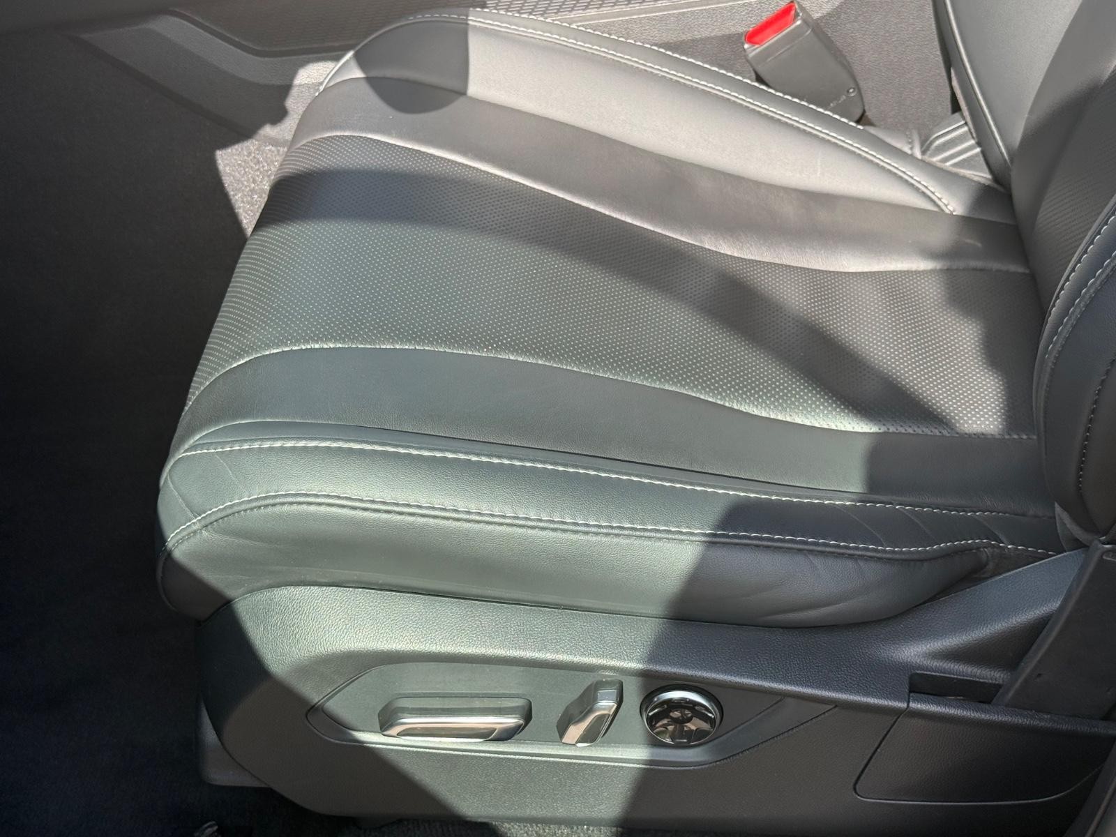 Acura MDX Vehicle Full-screen Gallery Image 24