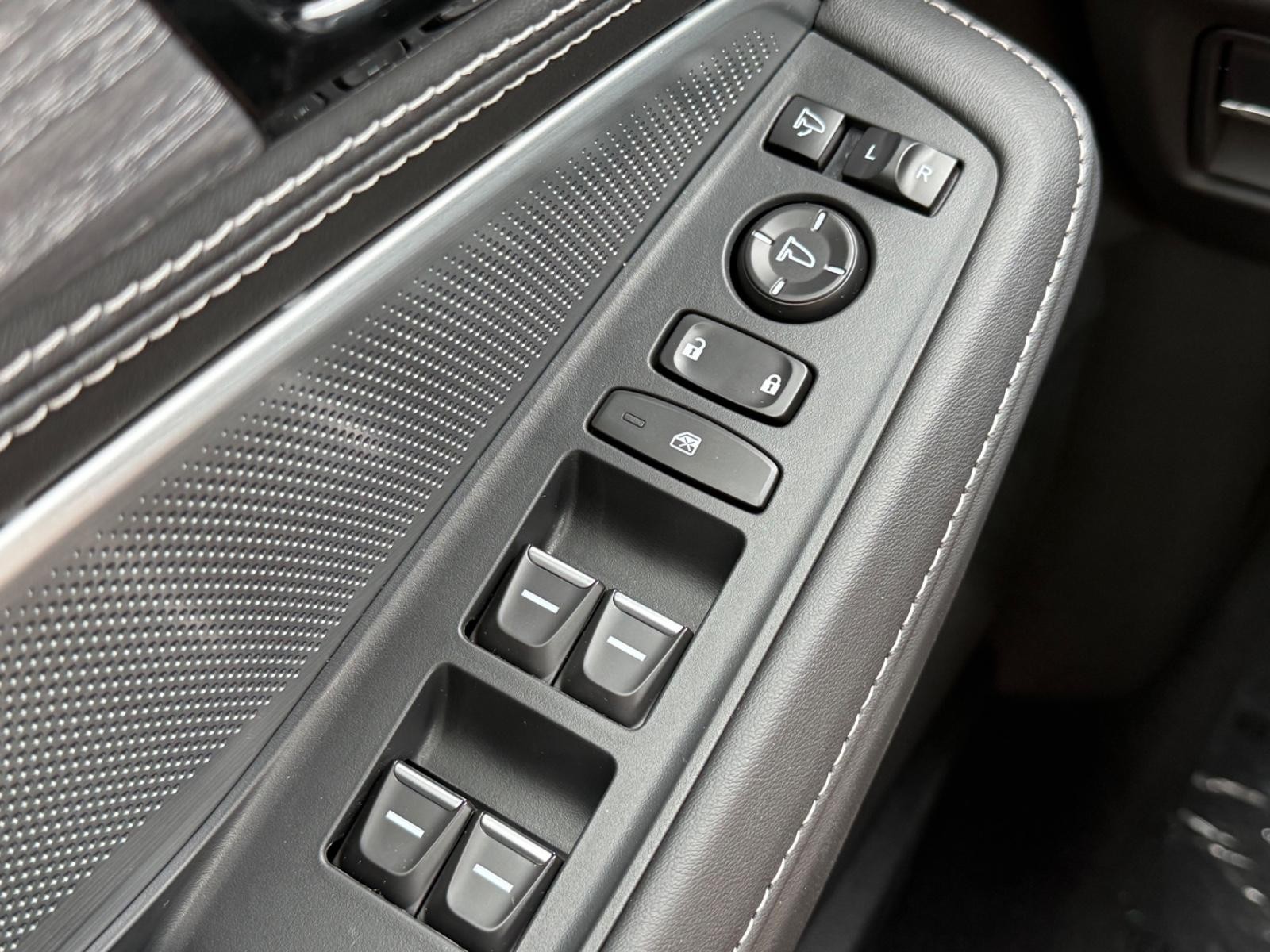 Acura MDX Vehicle Image 16