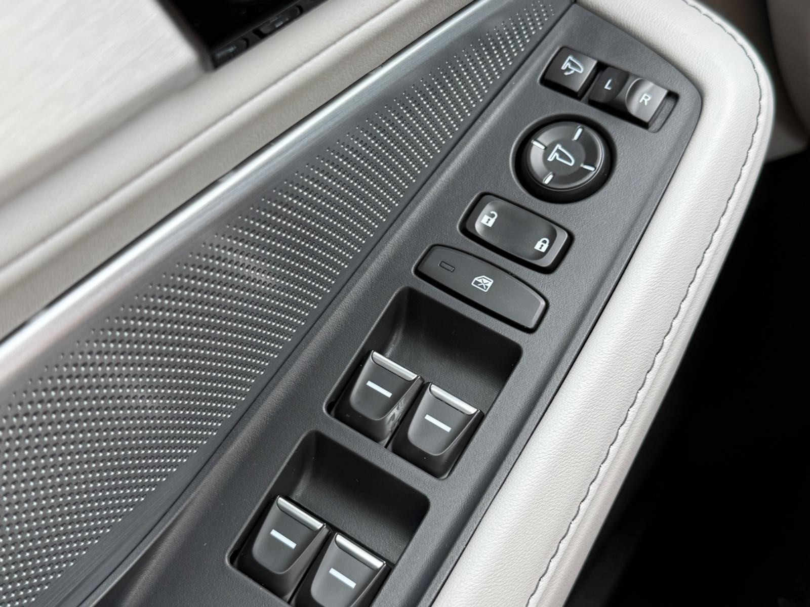 Acura MDX Vehicle Image 16