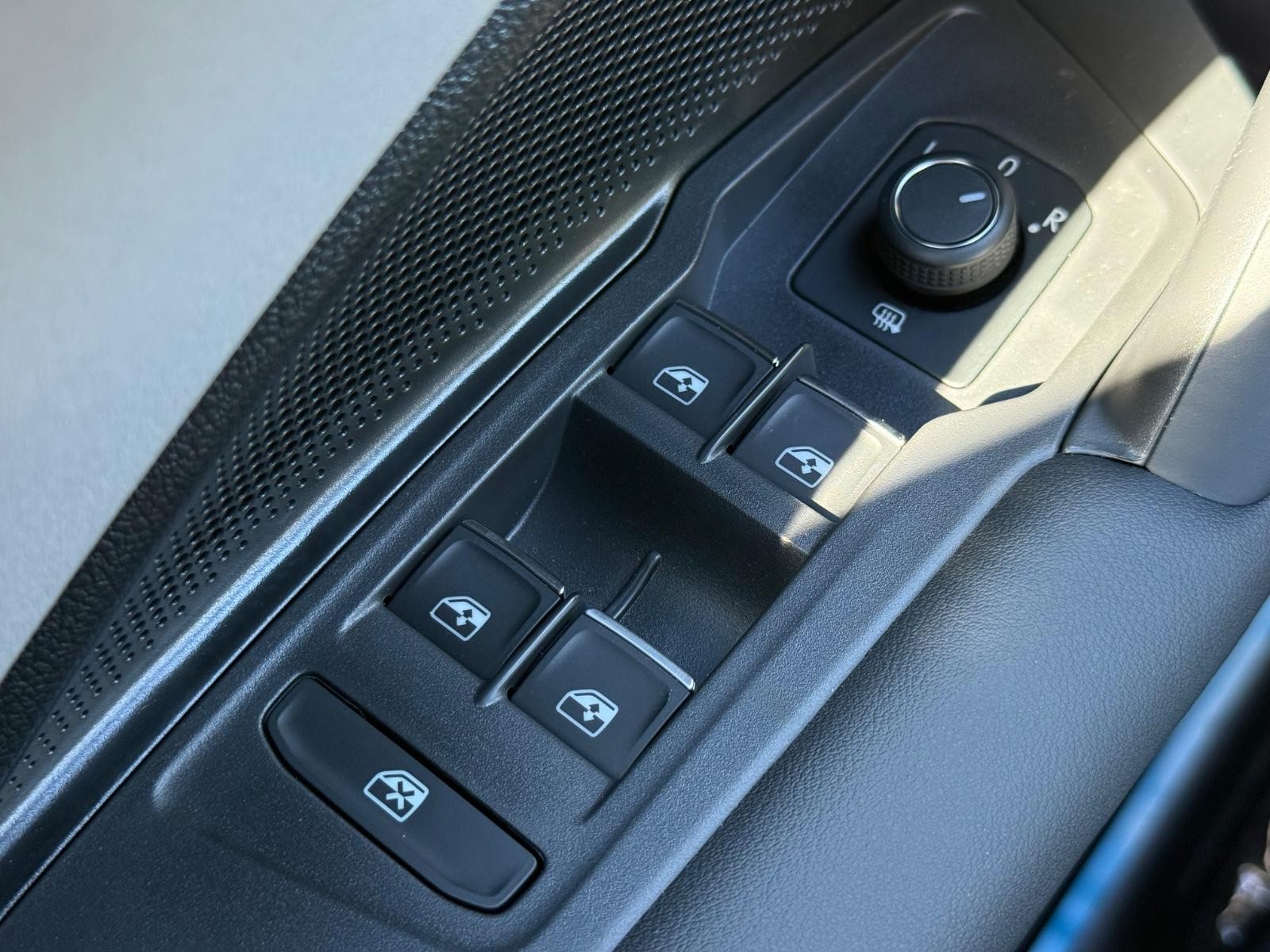Volkswagen Tiguan Vehicle Image 16