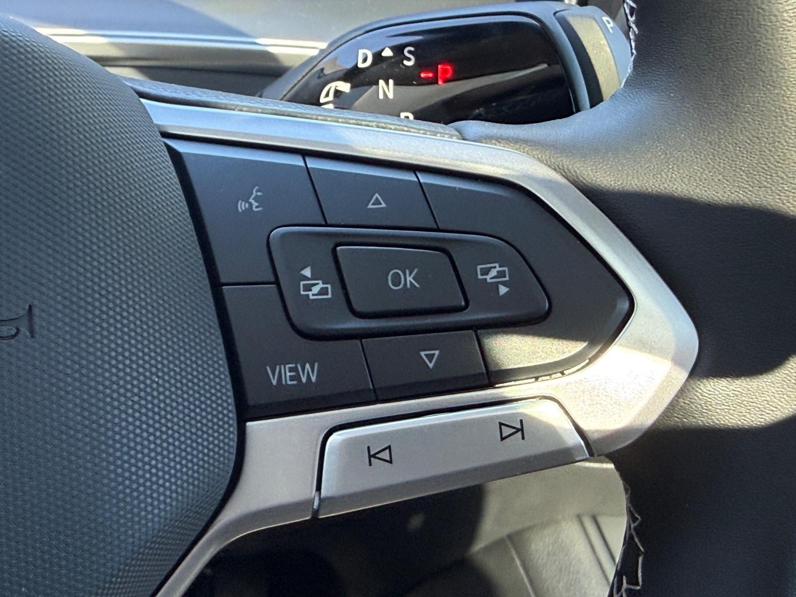 Volkswagen Tiguan Vehicle Image 11