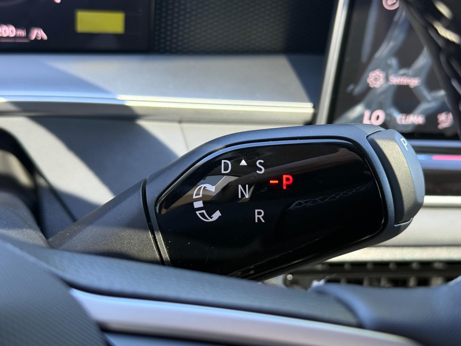 Volkswagen Tiguan Vehicle Image 12