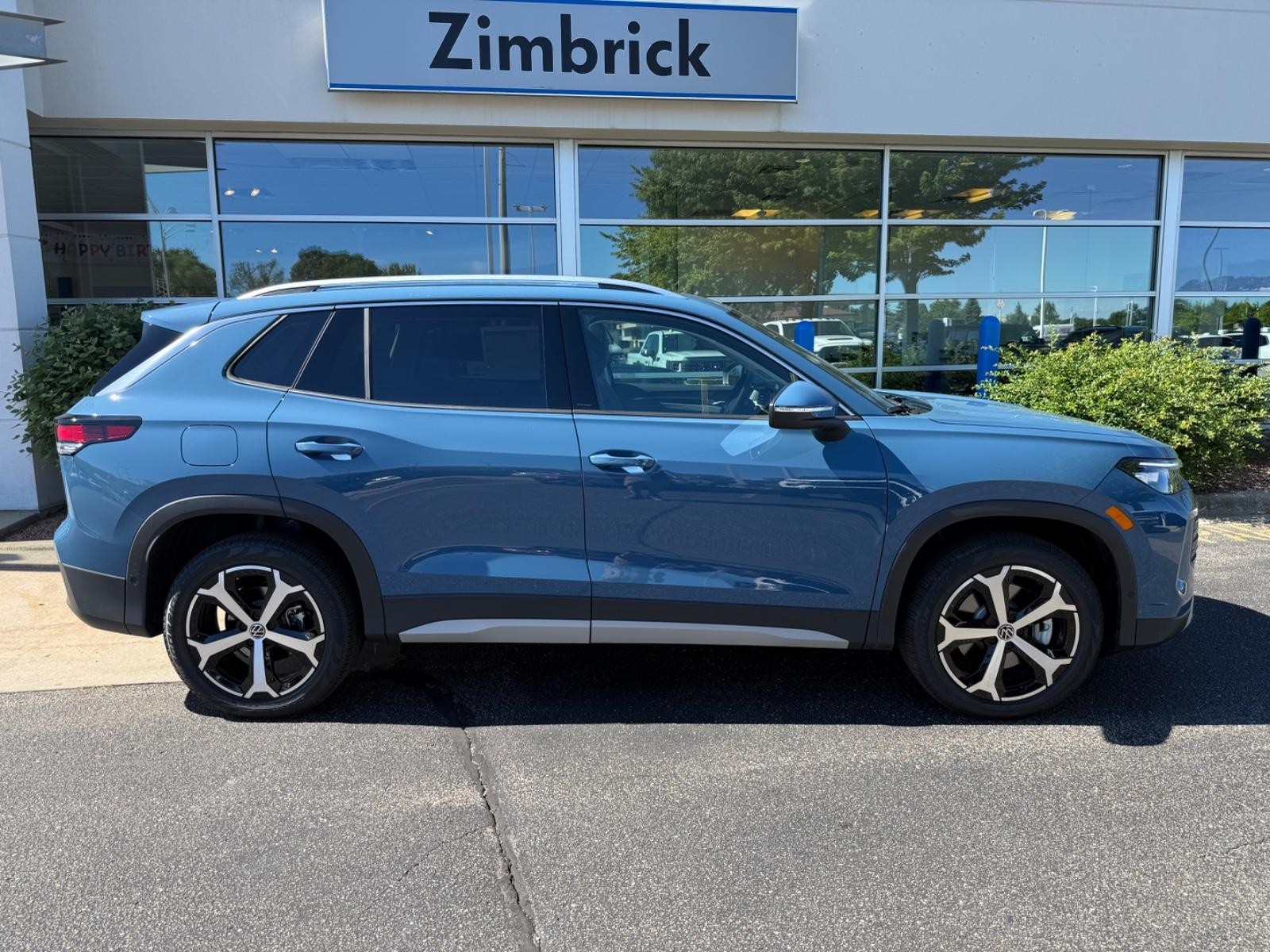 Volkswagen Tiguan Vehicle Image 02