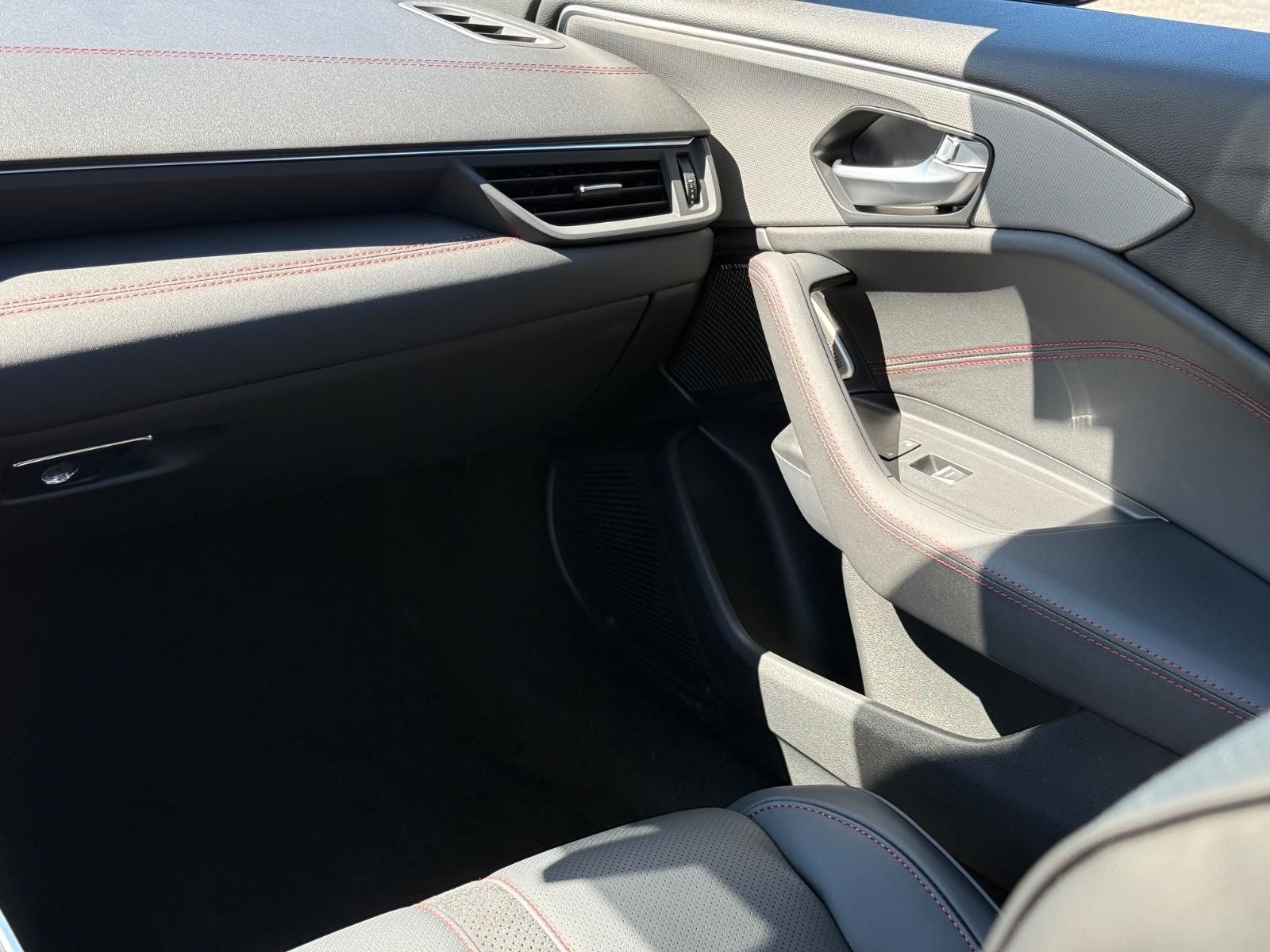 Acura TLX Vehicle Full-screen Gallery Image 16