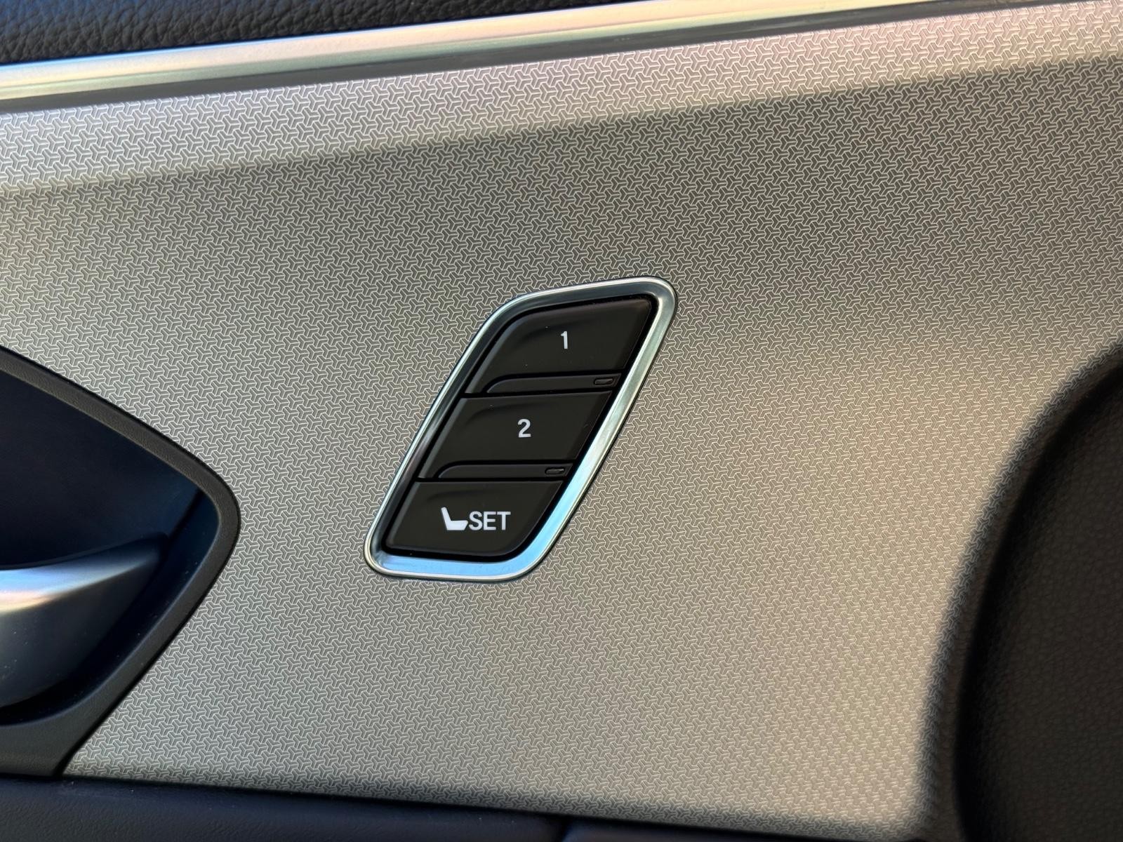 Acura TLX Vehicle Full-screen Gallery Image 17