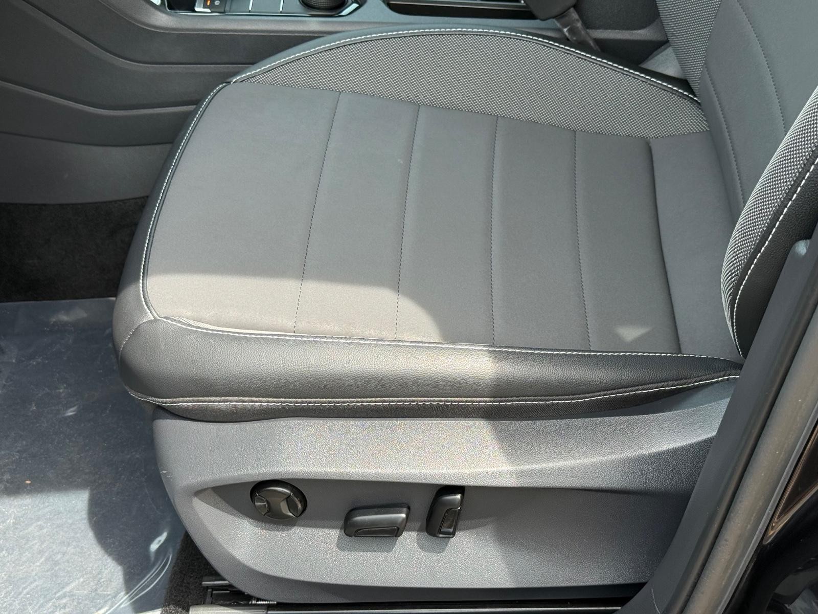 Volkswagen Taos Vehicle Image 22