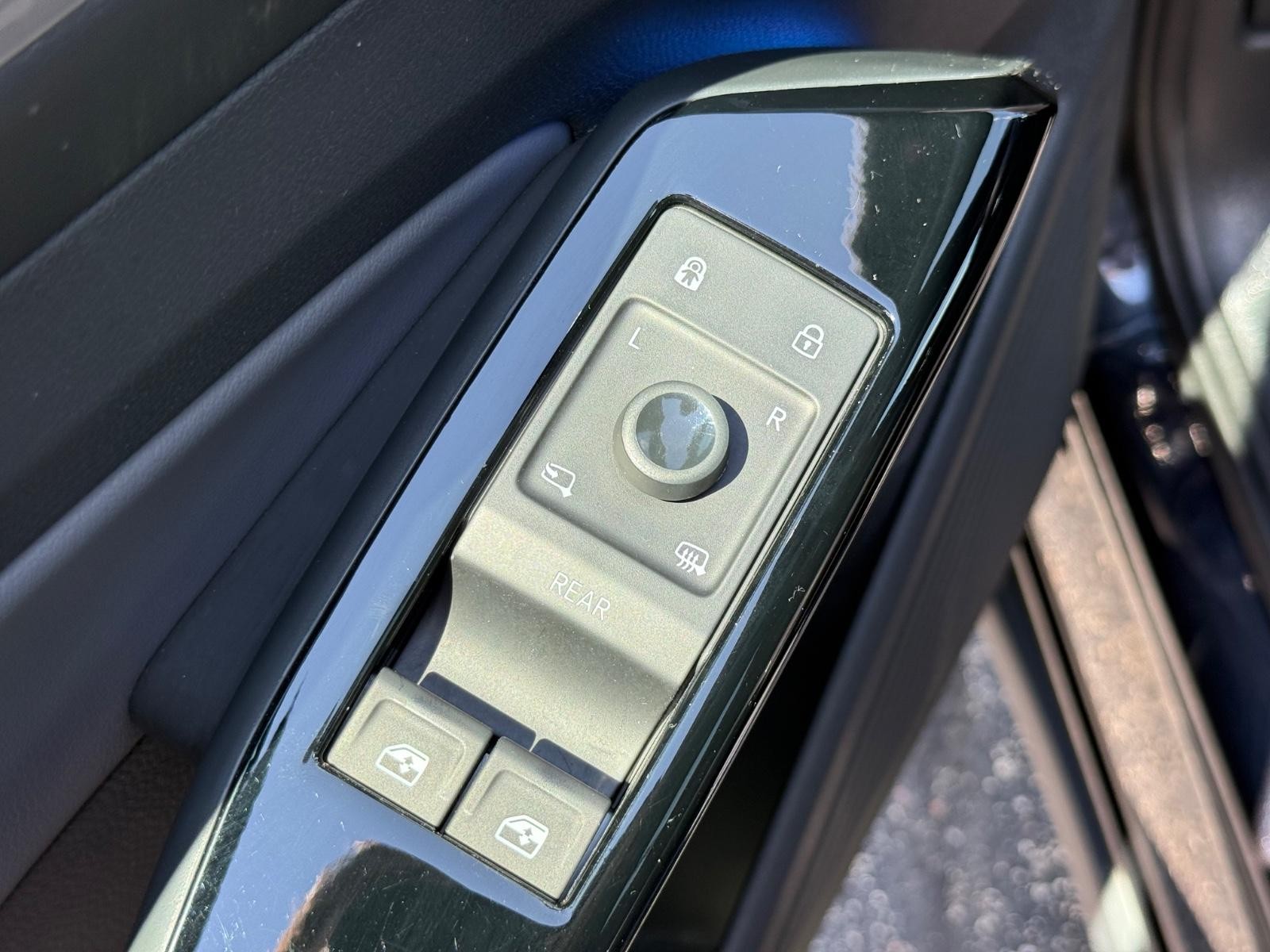 Volkswagen ID.4 Vehicle Image 21