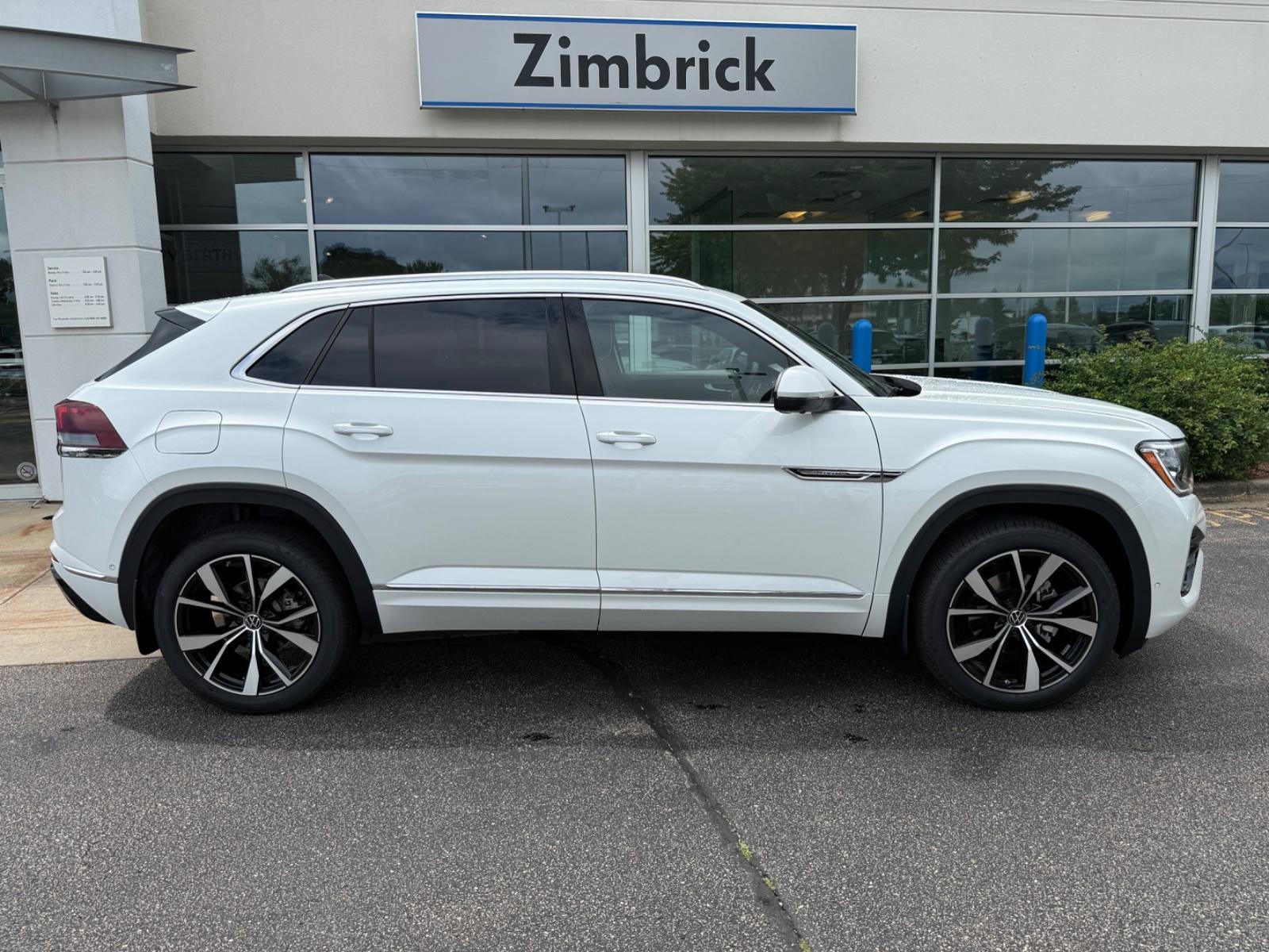 Volkswagen Atlas Cross Sport Vehicle Image 02