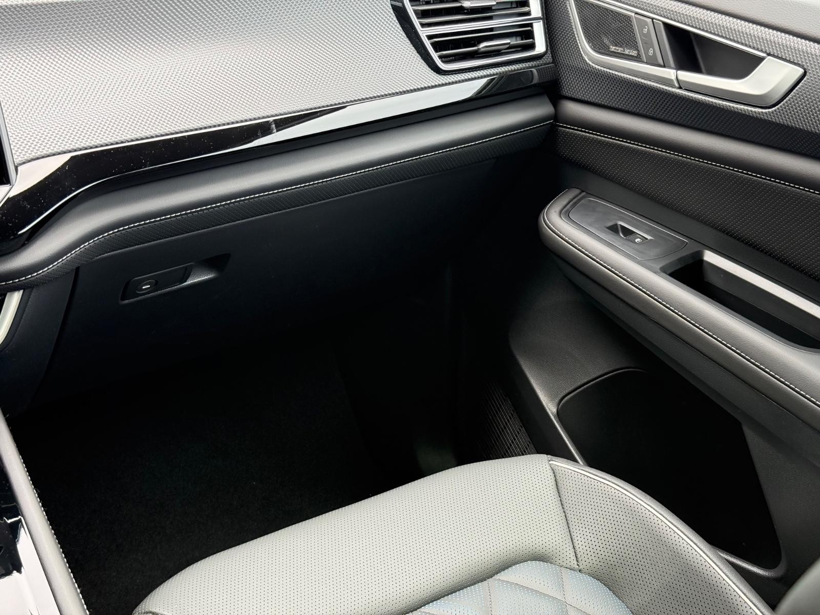 Volkswagen Atlas Cross Sport Vehicle Image 09