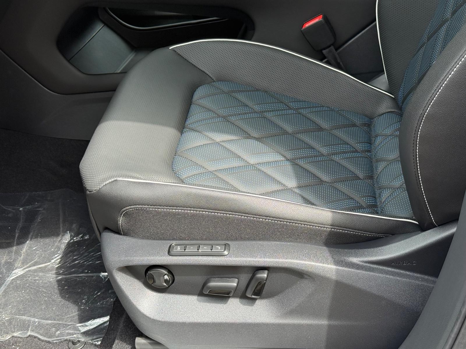 Volkswagen Atlas Cross Sport Vehicle Image 16
